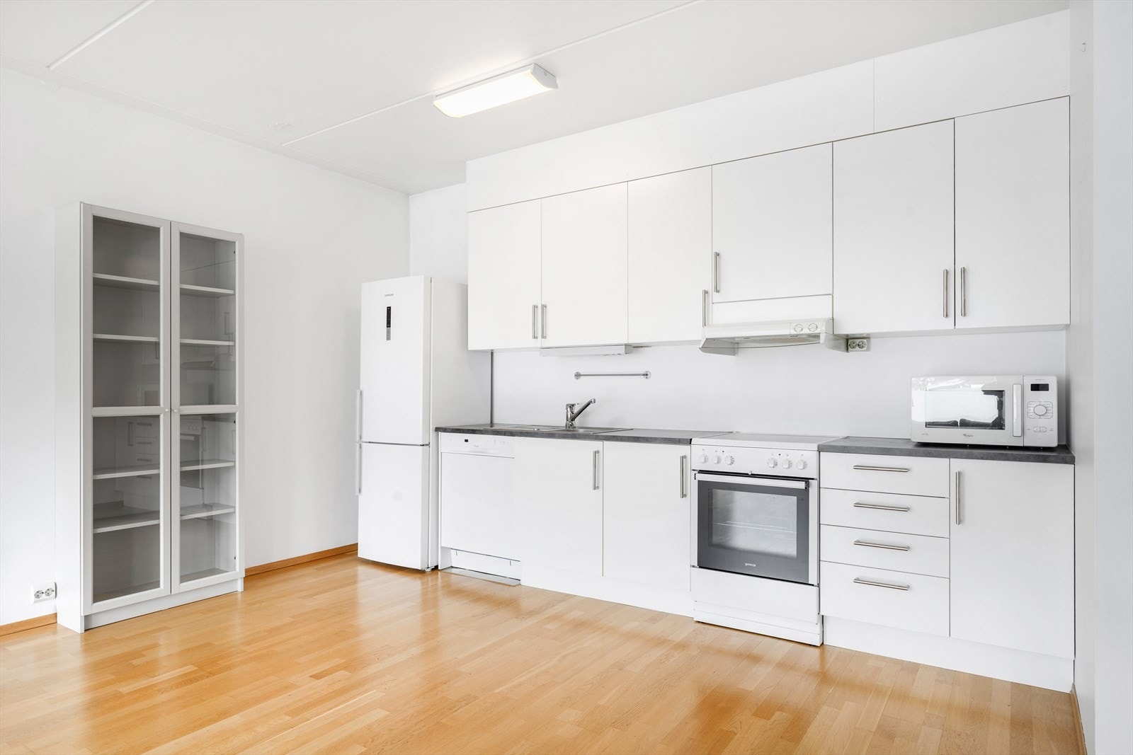 Lyst og tidløst kjøkken med rikelig skap- og benkeplass. Galleribilde