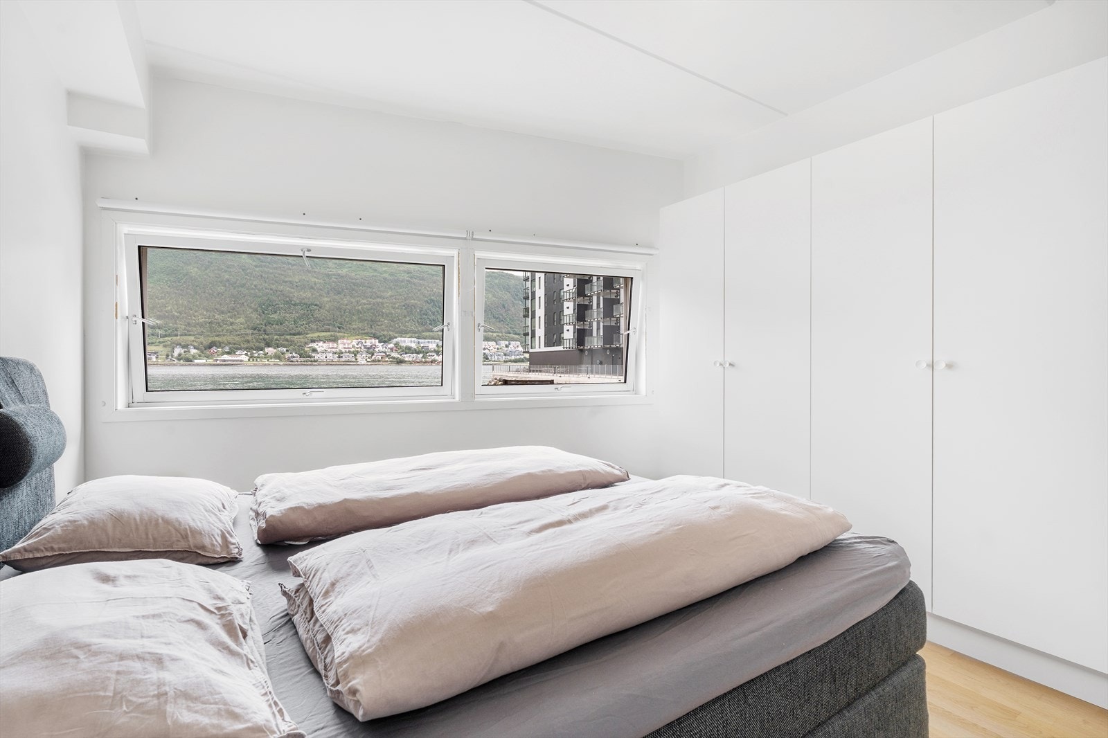 Soverommet er innredet med praktisk garderobeløsning. Galleribilde