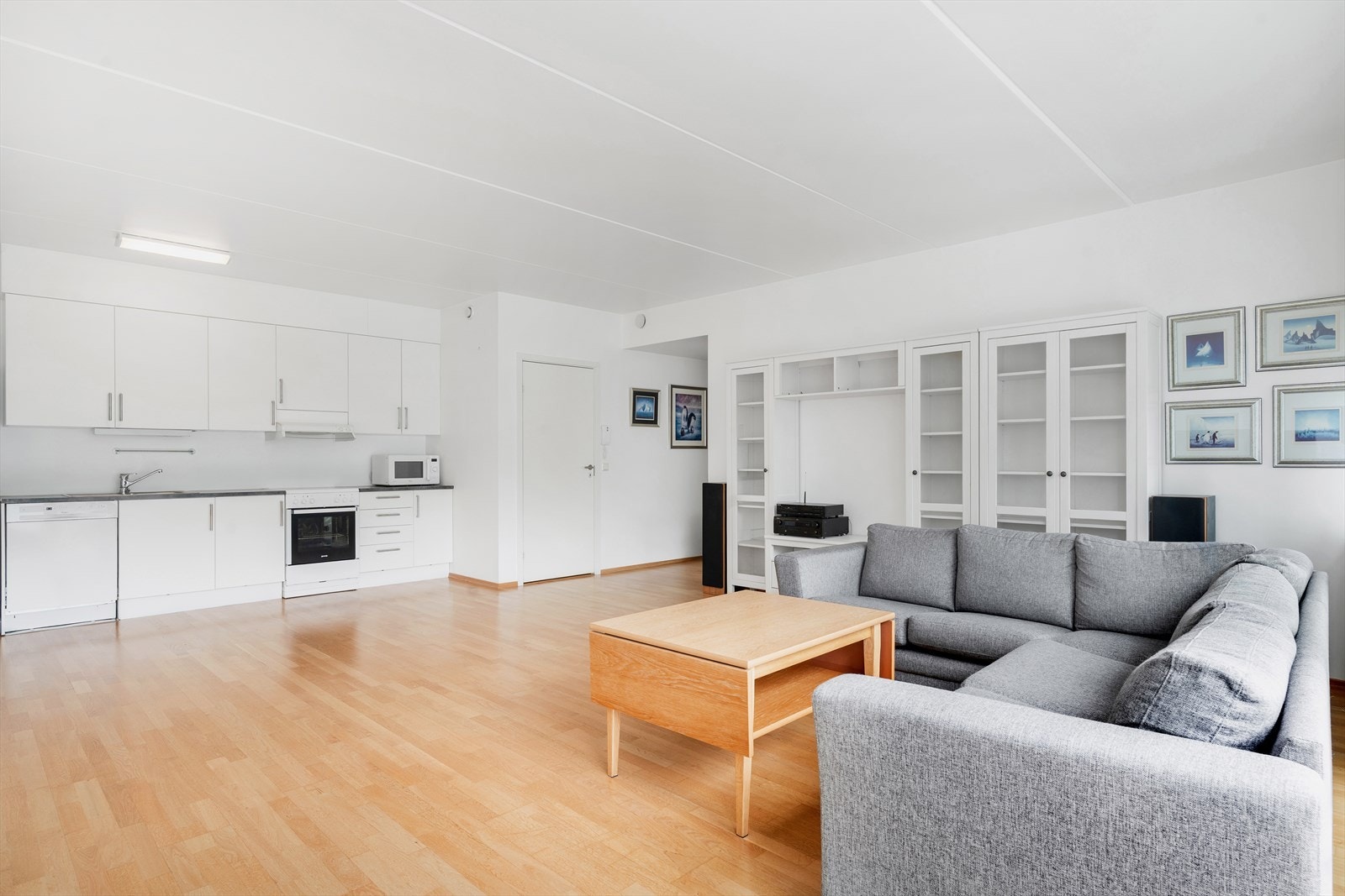 Åpen stue/kjøkken-løsning som gir en luftig og sosial atmosfære i boligen. Galleribilde