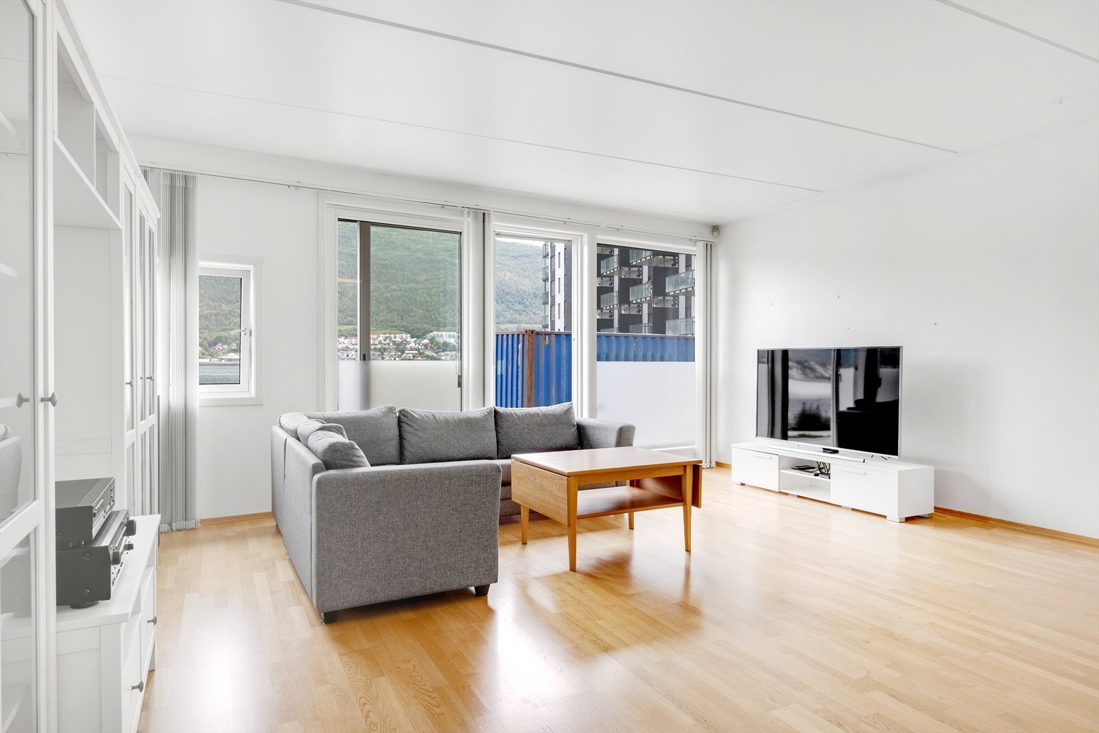 Boligen har gjennomgående høy standard, med gode møbleringsmuligheter, flotte overflater og god takhøyde. Galleribilde