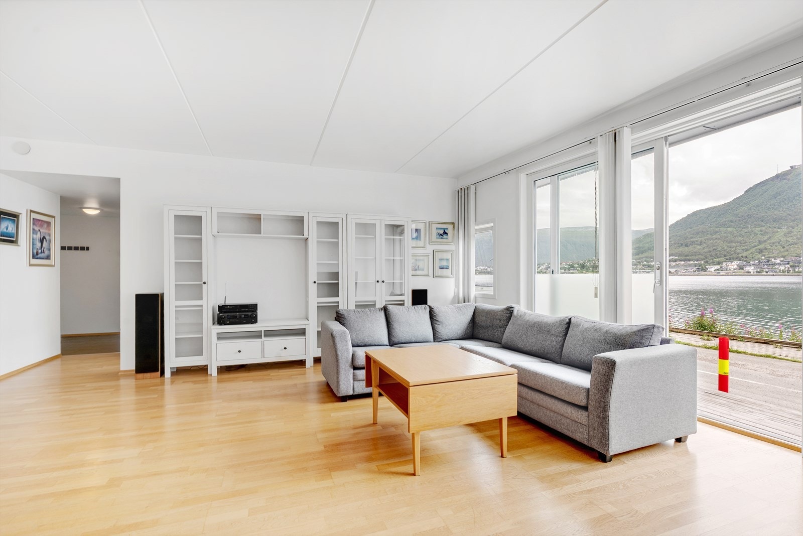 Boligen er gjennomgående lys og trivelig, med store vindusflater og rikelig naturlig lysinnslipp. Galleribilde