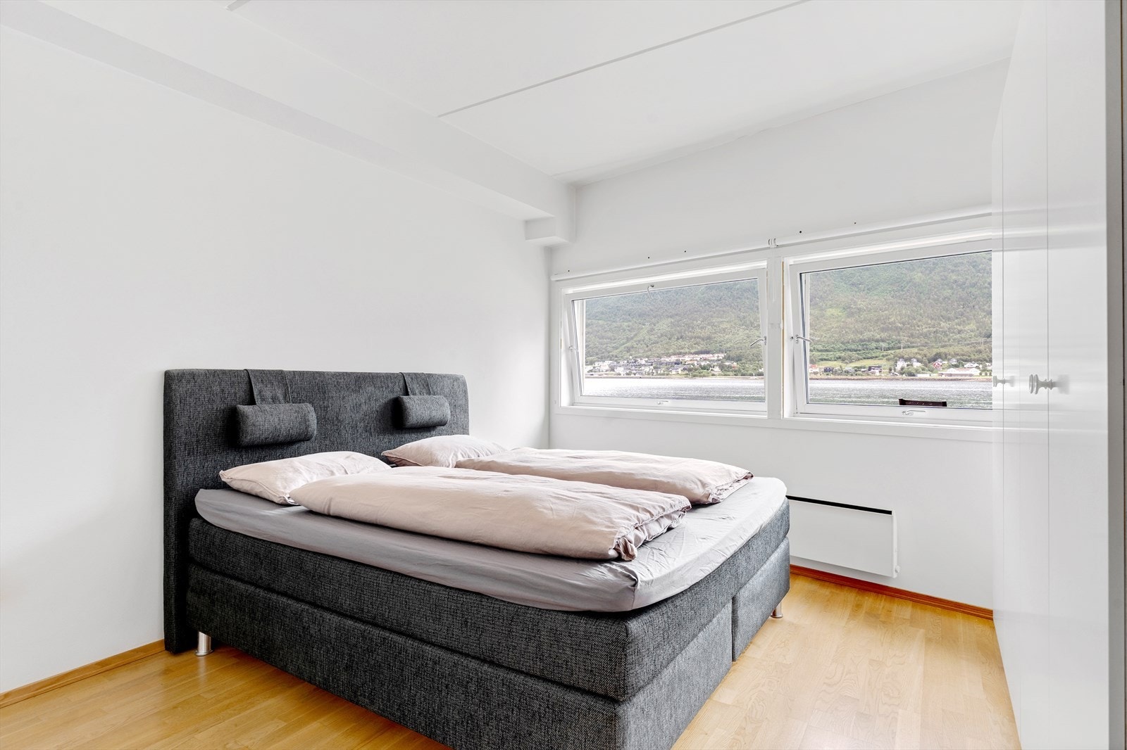 Soverom 1 - romslig, med flotte vindusflater og plass til stor seng. Galleribilde