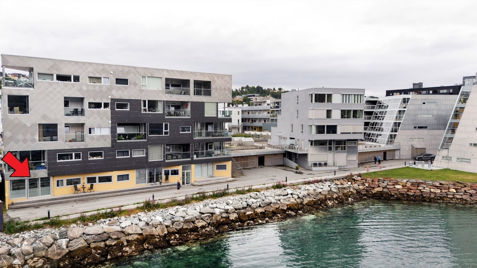 Boligen er del av sameiet Strandkanten Waterfront - et sameie med solid økonomi, ferdigstilt i 2008. Galleribilde