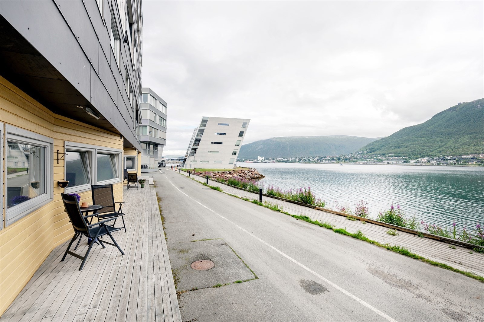 Boligen befinner seg i blokkens første etasje, med utgang til terrasse direkte fra stue. Galleribilde