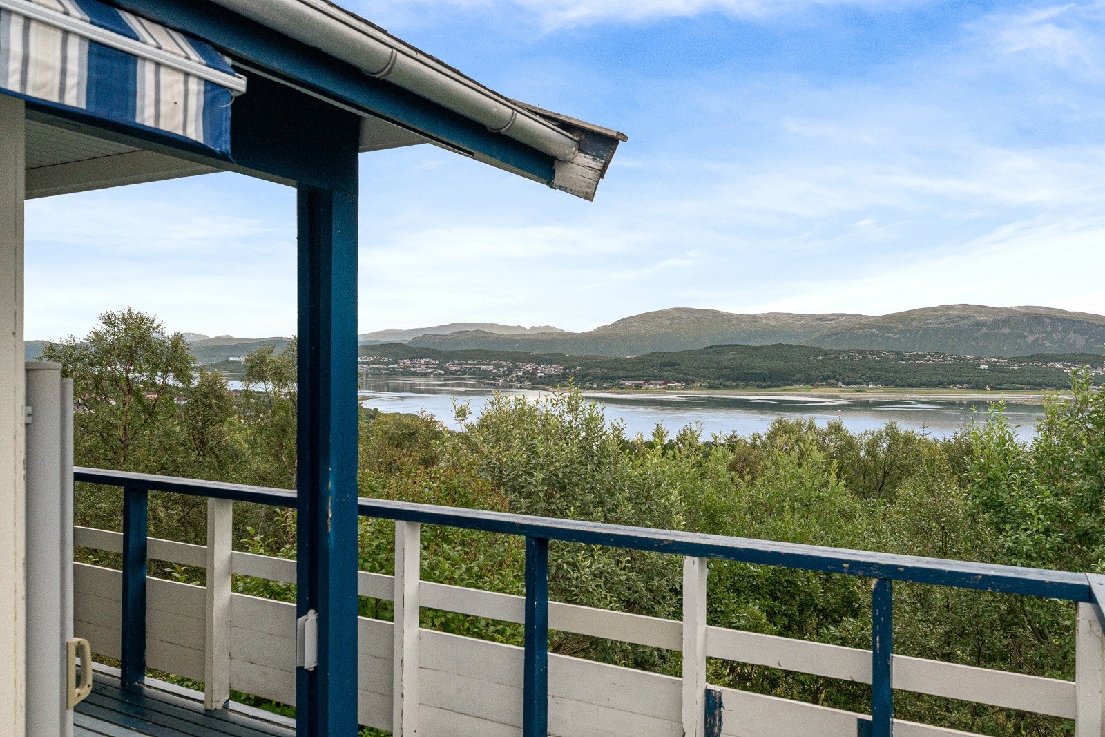 Fra stuen er det utgang til terrasse.