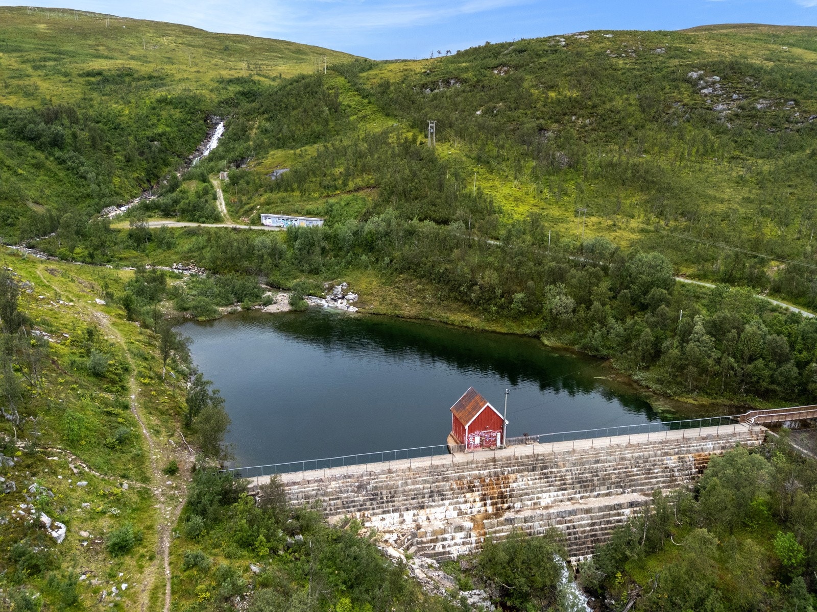 Lysløype og flere turmuligheter like i nærheten. Kort tur til bademulighet i dammen!