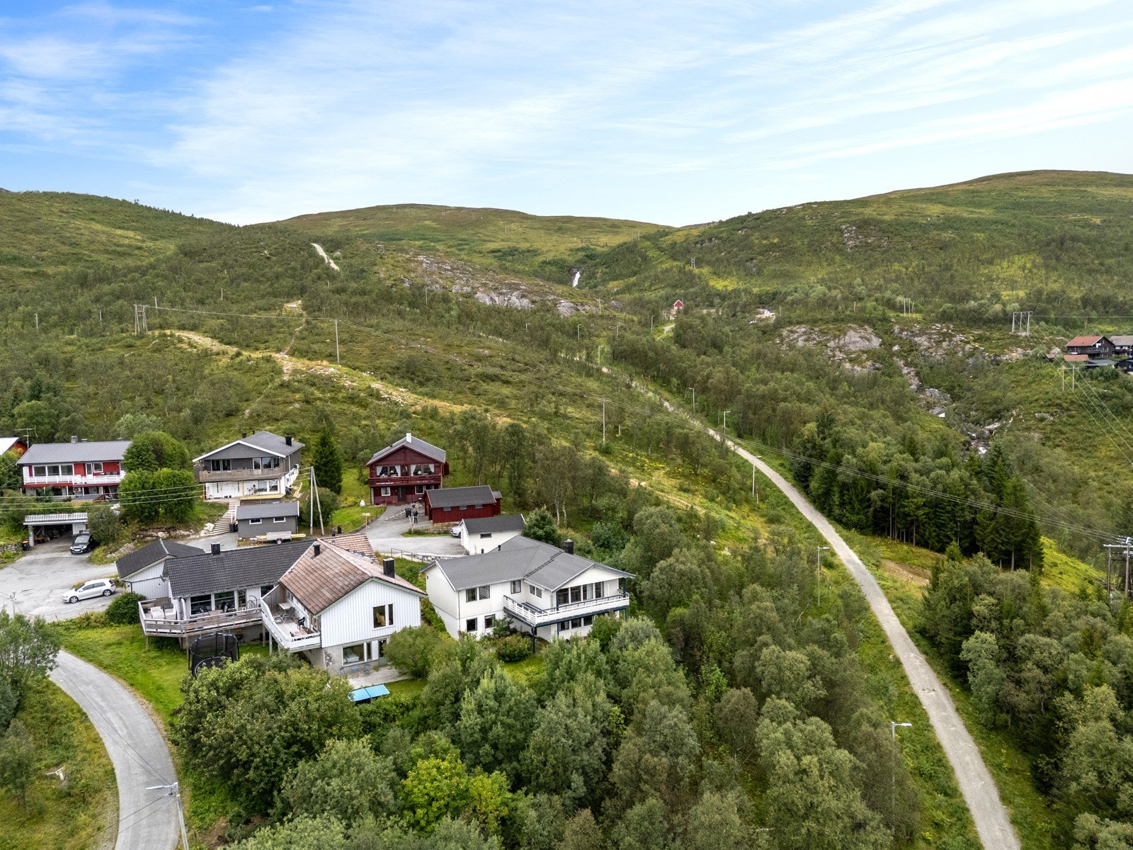 Boligen er plassert i front, innerst på Durmålsvegen.