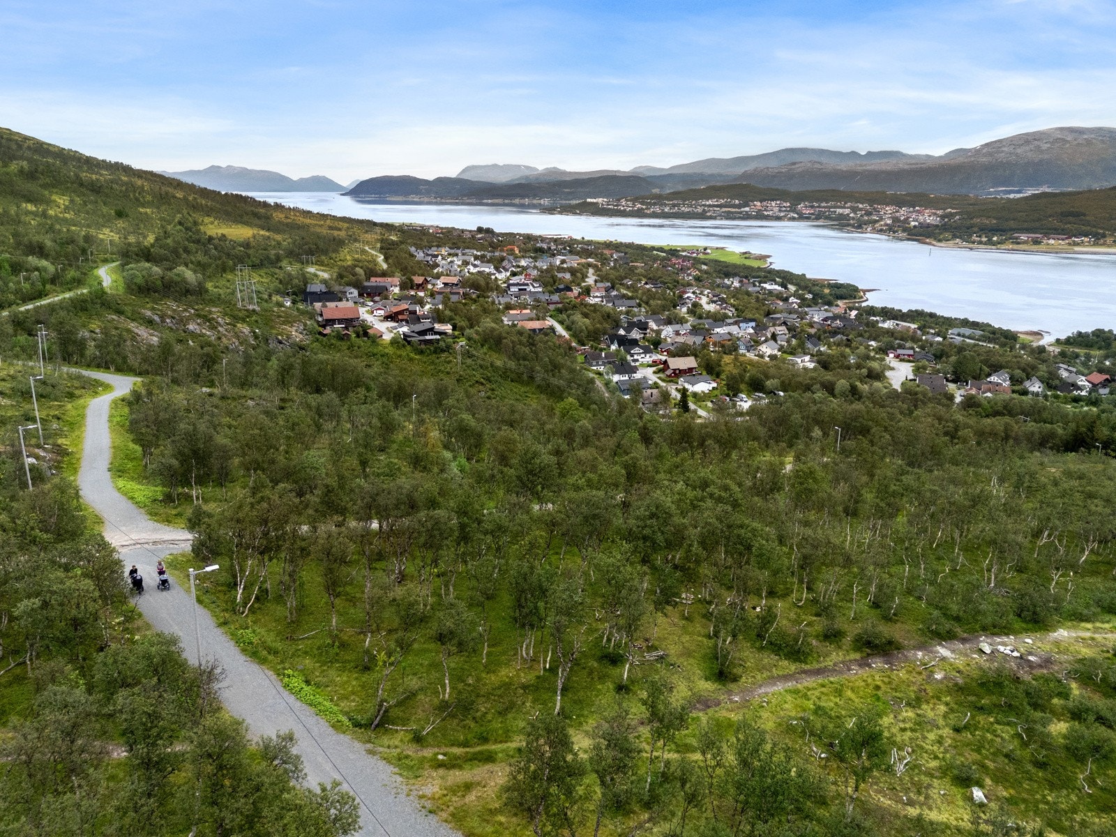 Kvaløysletta Eurospar er en kort spasertur unna, her har du også apotek, restaurant og bensinstasjon!