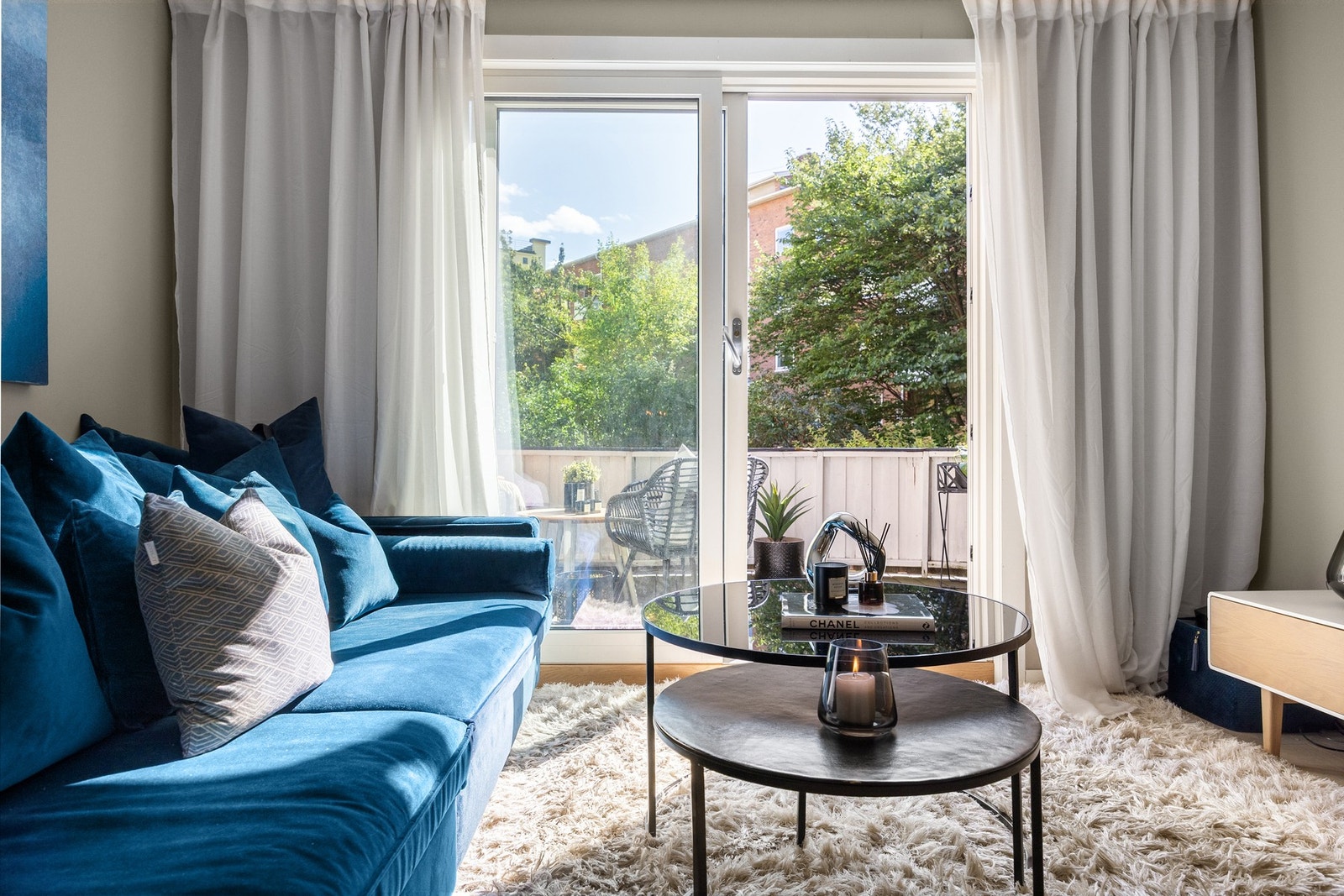 Store vindusflater slipper inn rikelig med naturlig lys. Galleribilde