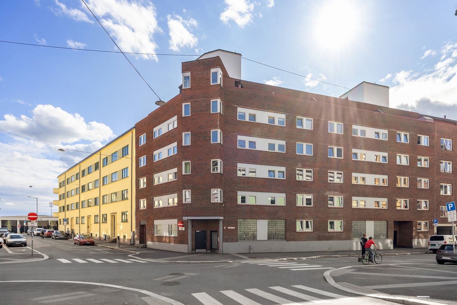 Sentral beliggenhet med kort vei til kaféer, restauranter, dagligvare, offentlig transport, tur- og rekreasjonsområder mm. Galleribilde