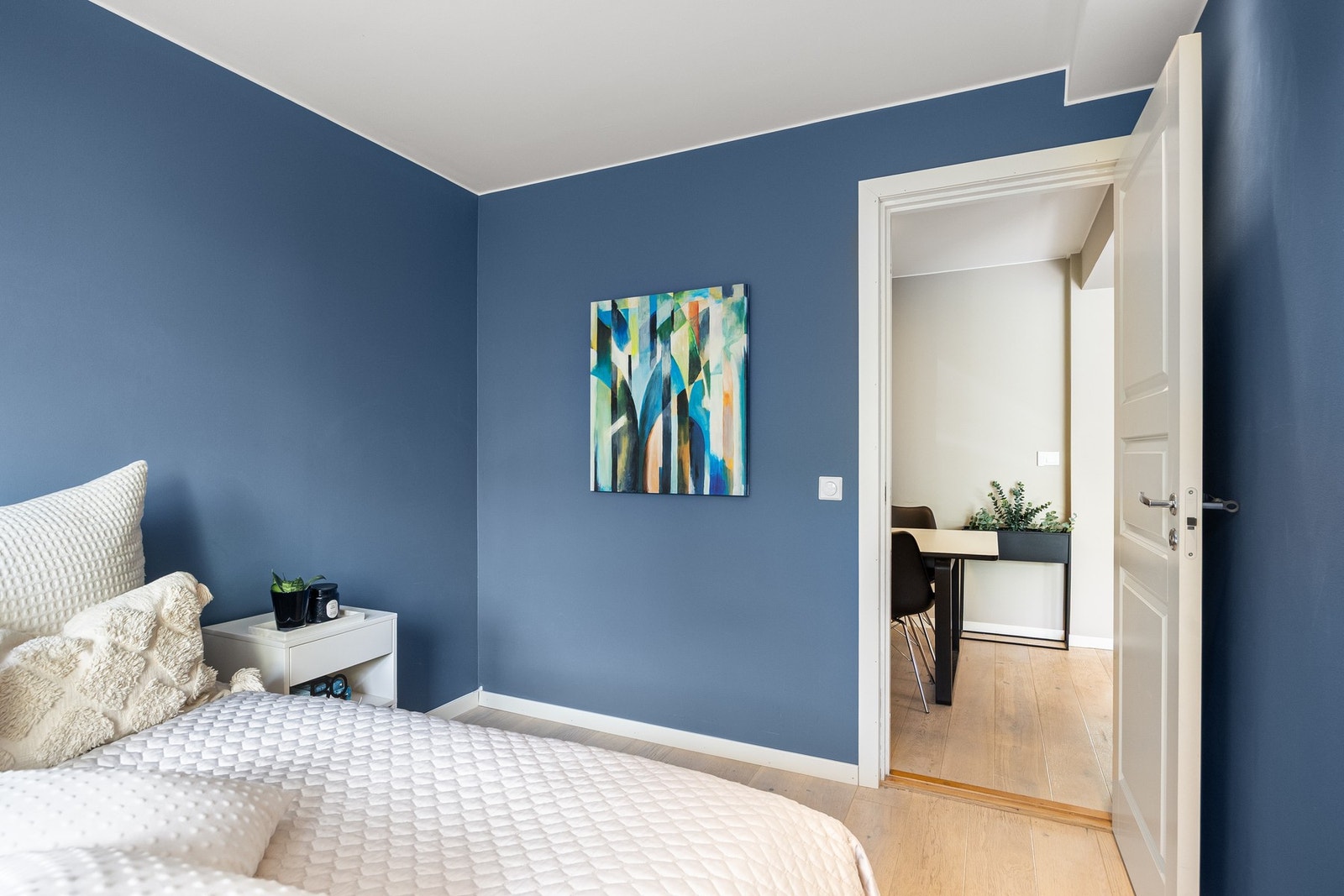 Rommet er av god størrelse og vender ut mot rolig bakgård. Galleribilde