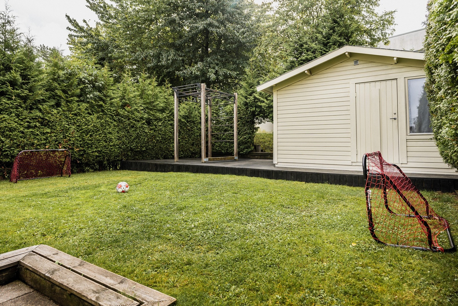 Lettstelt, flat og fin hage. Galleribilde