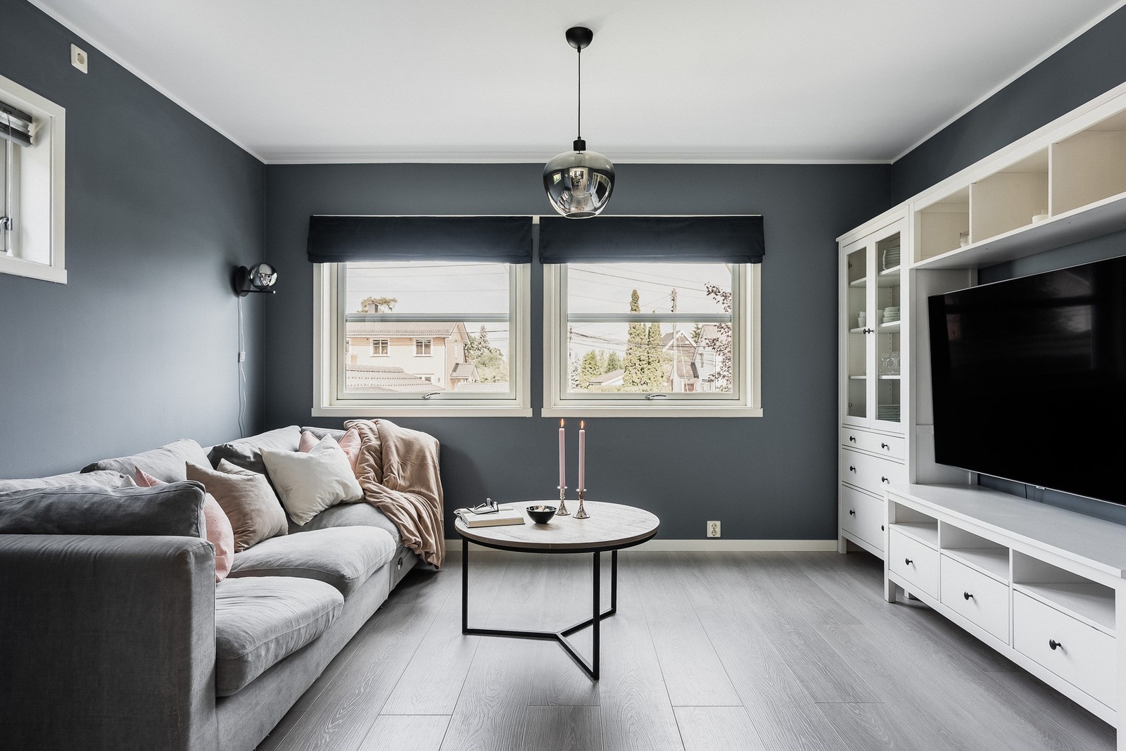 Store vindusflater og fin plass for tv-titting. Galleribilde