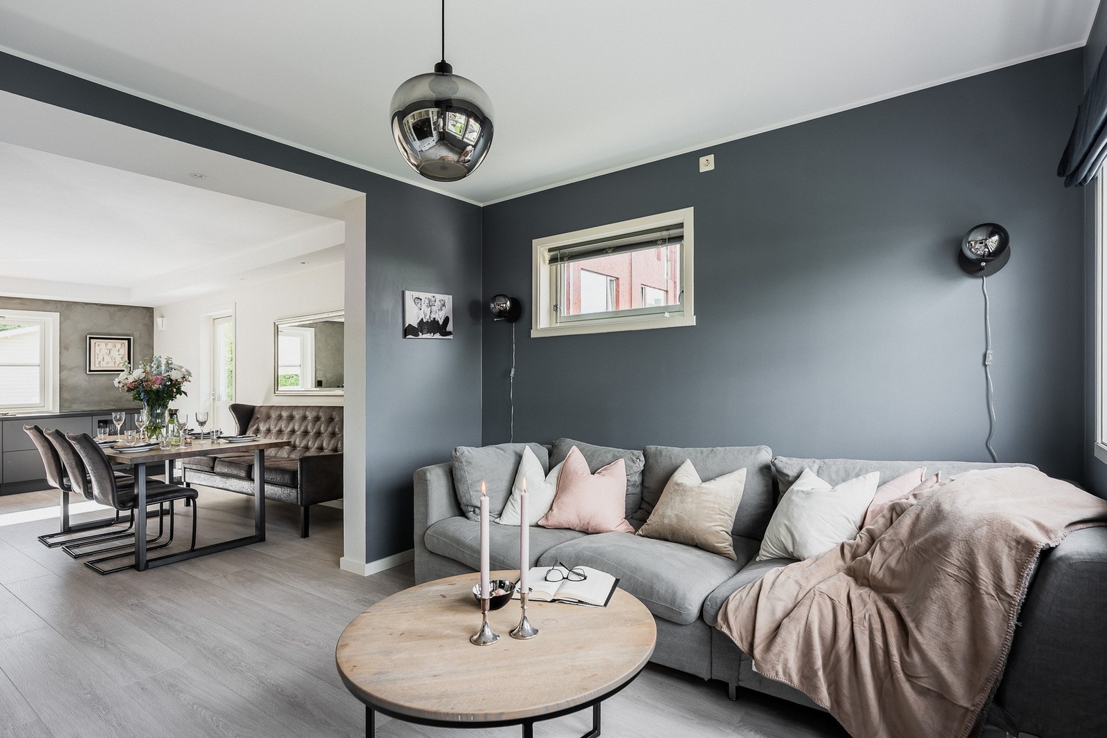 God plass til stor sofagruppe og rikelig med dagslys. Galleribilde