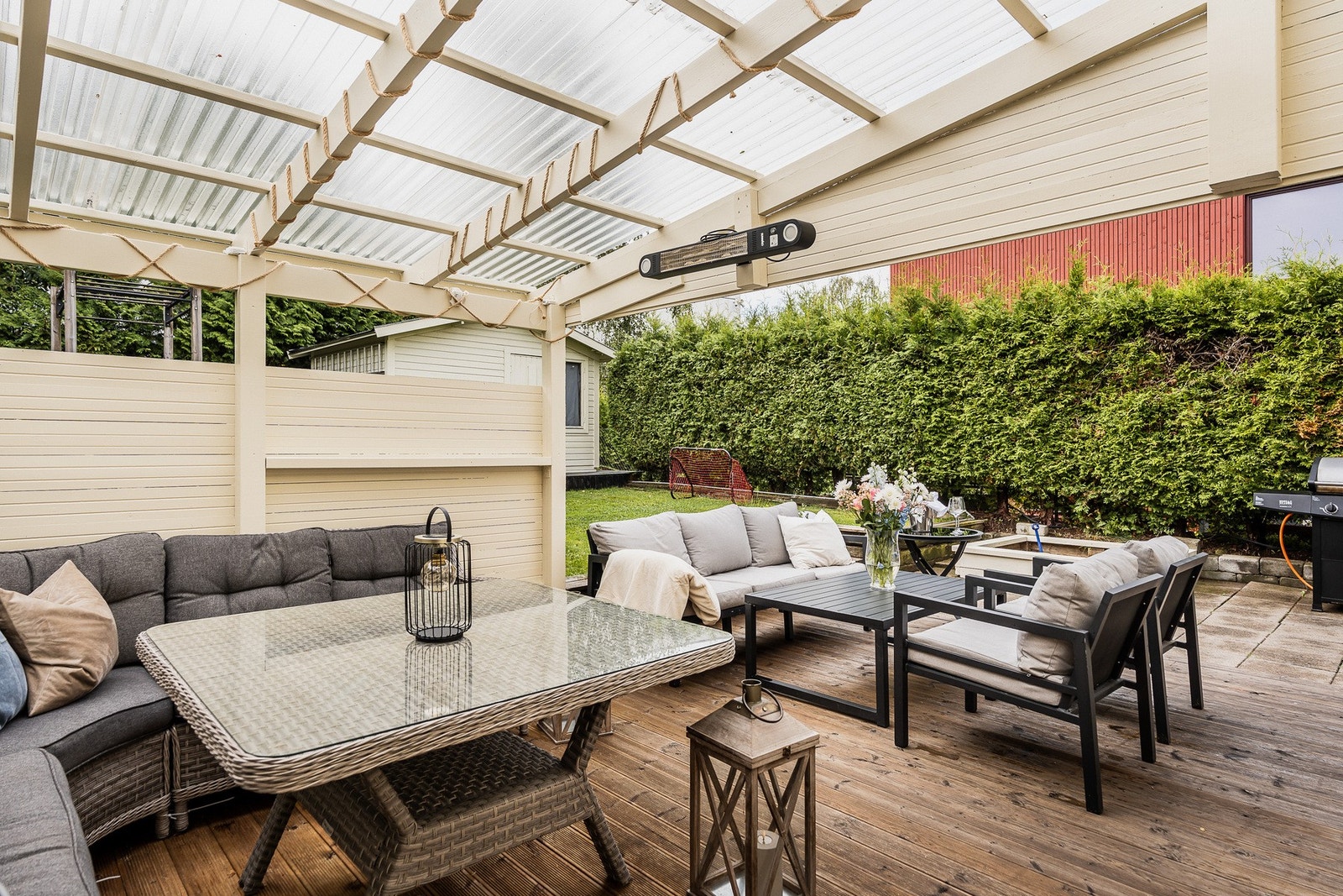 Ca. 14 m² er overbygget. Perfekt for grilling, utemiddager og barnelek. Galleribilde