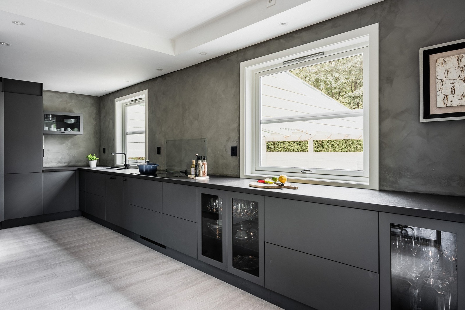 Moderne innredning i åpen løsning mot spisestue. Galleribilde
