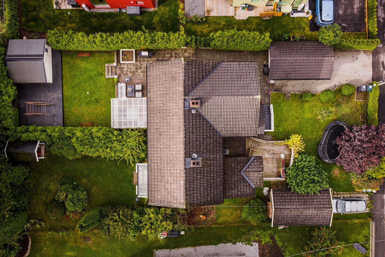 Solrikt og barnevennlig uteområde med terrasse, hage, platting og klatrestativ. Tomten er skjermet, har trygge lekeområder - perfekt for små barn. Galleribilde