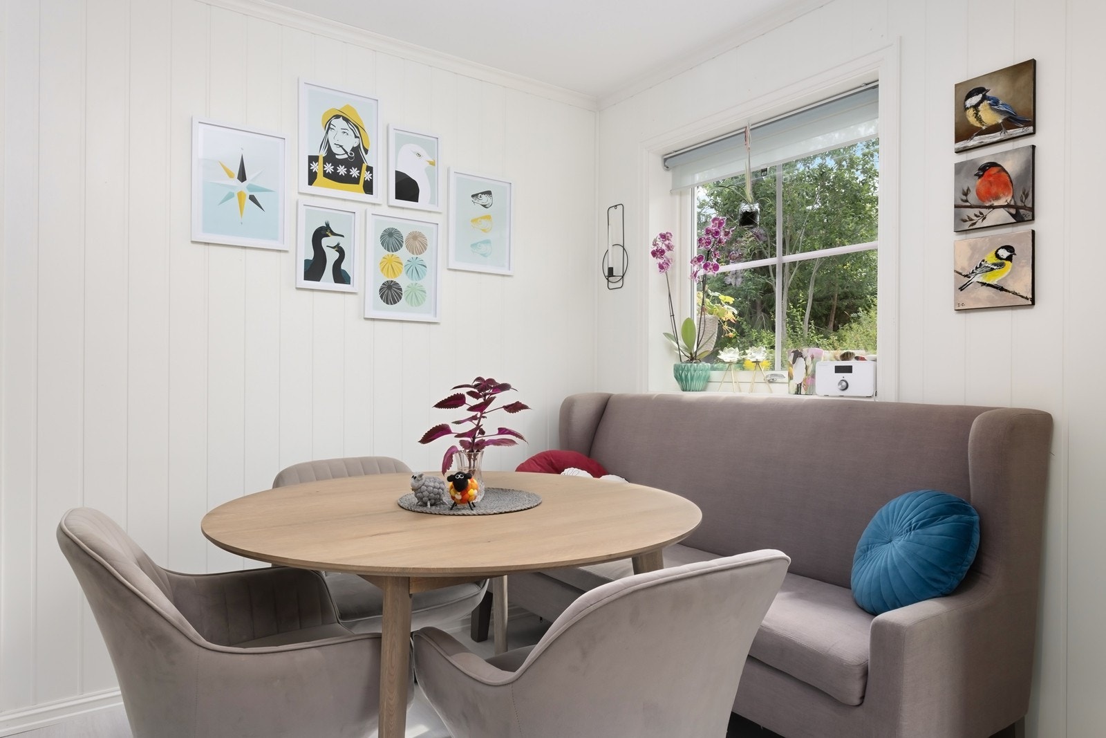 En naturlig plassering for en hyggelig spisegruppe på kjøkkenet, der hele familien kan samles. Galleribilde