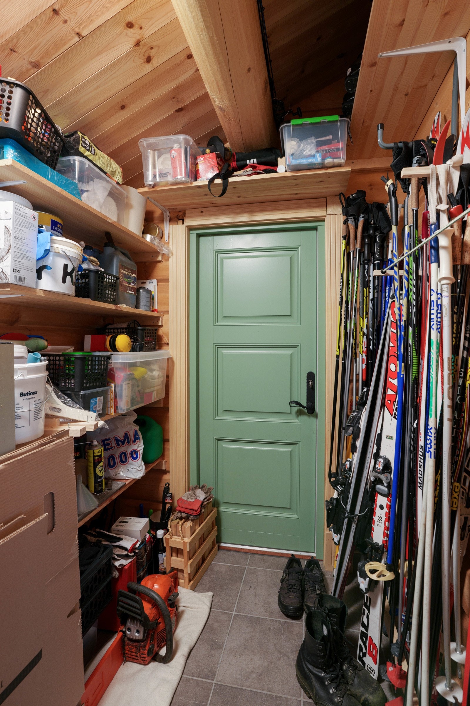 Hytta har for øvrig gode oppbevaring- og lagringsmuligheter i et walk-in closet på ca. 4,5 kvm, bod/teknisk rom på ca. 4,4 kvm og en bod under trappen. Galleribilde