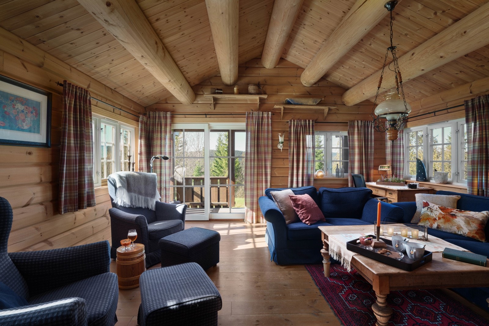 Hytta har en innbydende og romslig stue med god møbleringsfrihet. Galleribilde