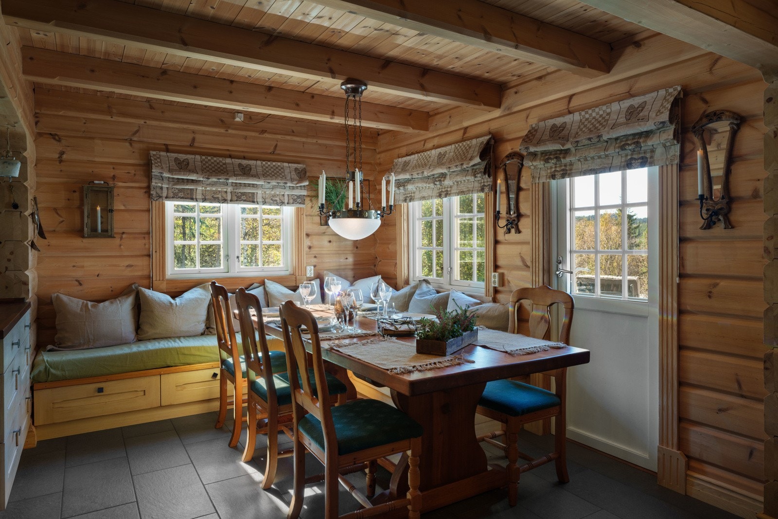 Det er god plass til å samle både familie og gjester rundt et stort langbord, og en peis med innsats med på å sette den rette stemningen på kaldere vinterkvelder. Galleribilde