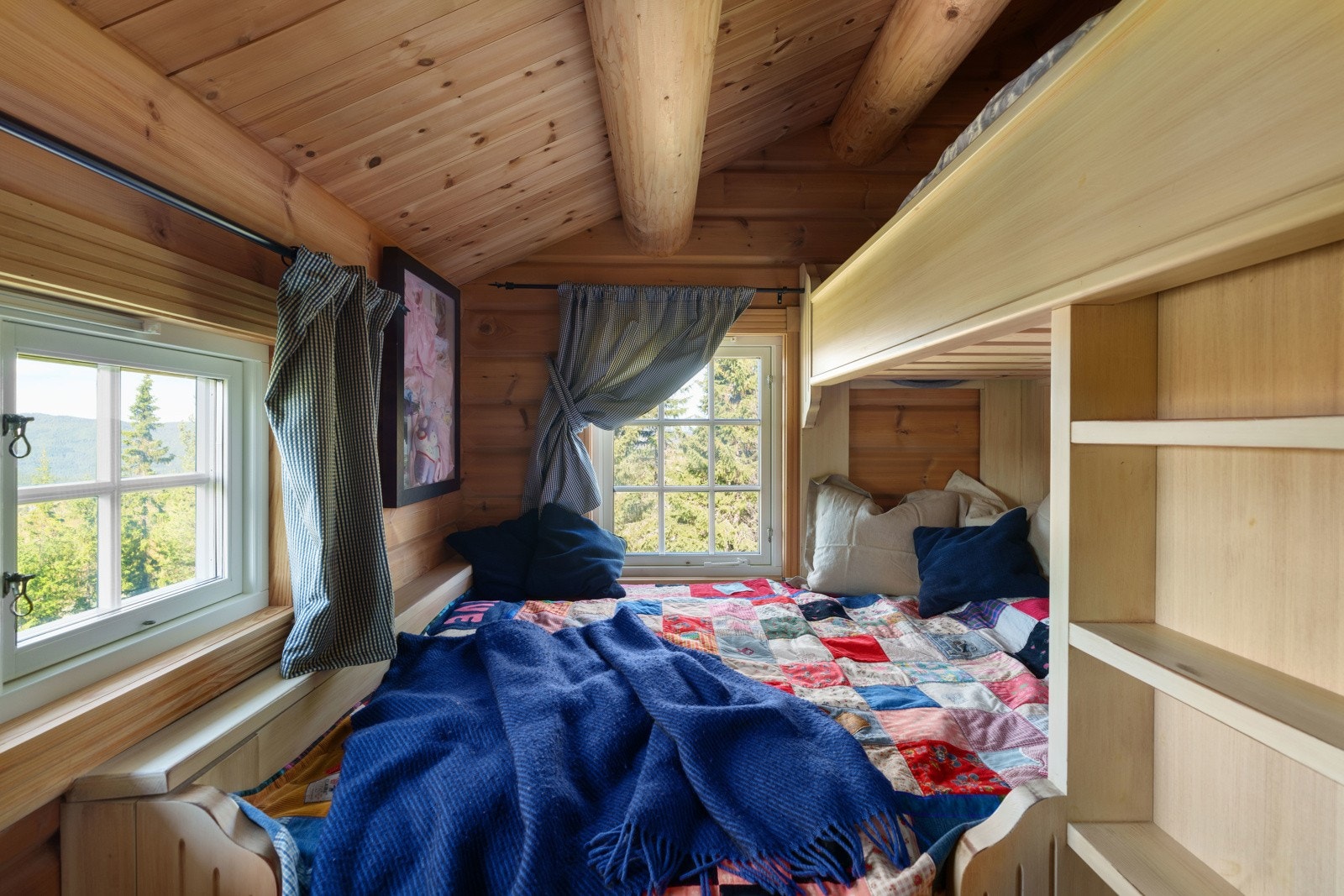 Alle soverommene er holdt i den samme tradisjonelle stilen som resten av hytta, med vegger i tømmerpanel og gulv i heltre. Galleribilde