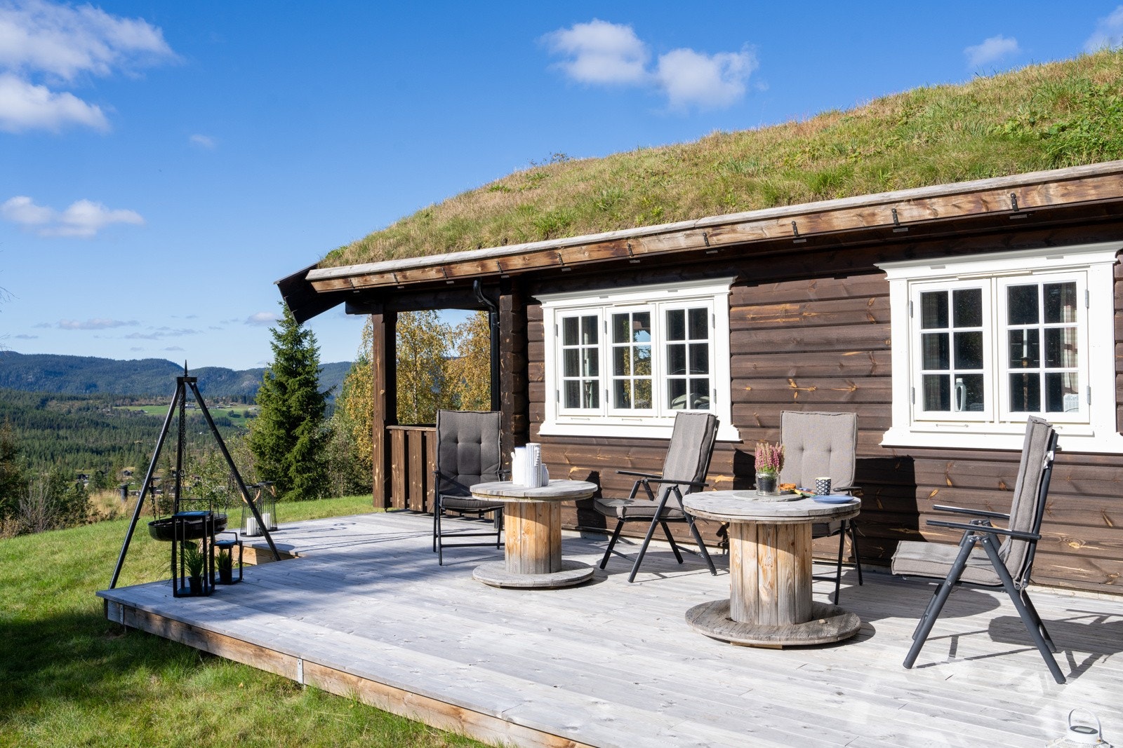Både sol og utsikt nytes til det fulle på en sydvendt markterrasse med adkomst fra spisestuen og en overbygd terrasse ved stuen i første etasje. Galleribilde