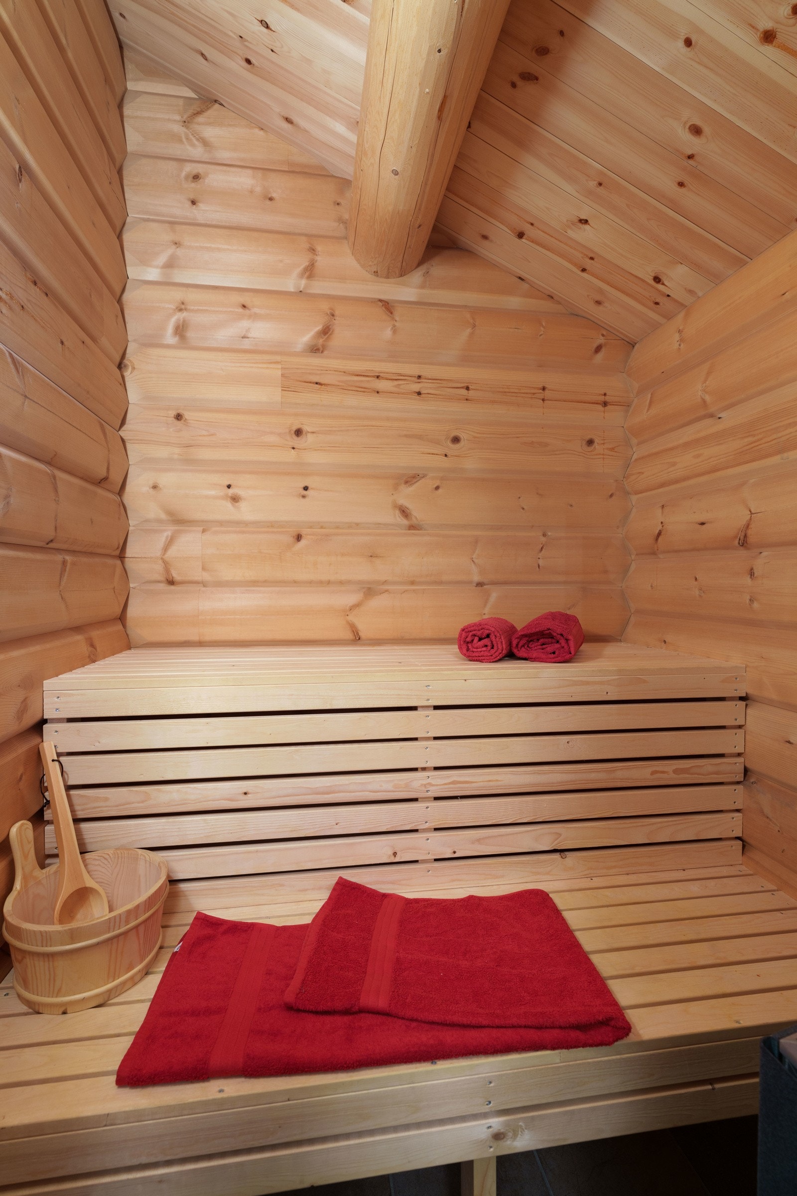 I dels åpen løsning med badet ligger vaskerommet, og i tilknytning til vaskerommet ligger det en badstue med plassbygde sittebenker og elektrisk badstueovn. Galleribilde