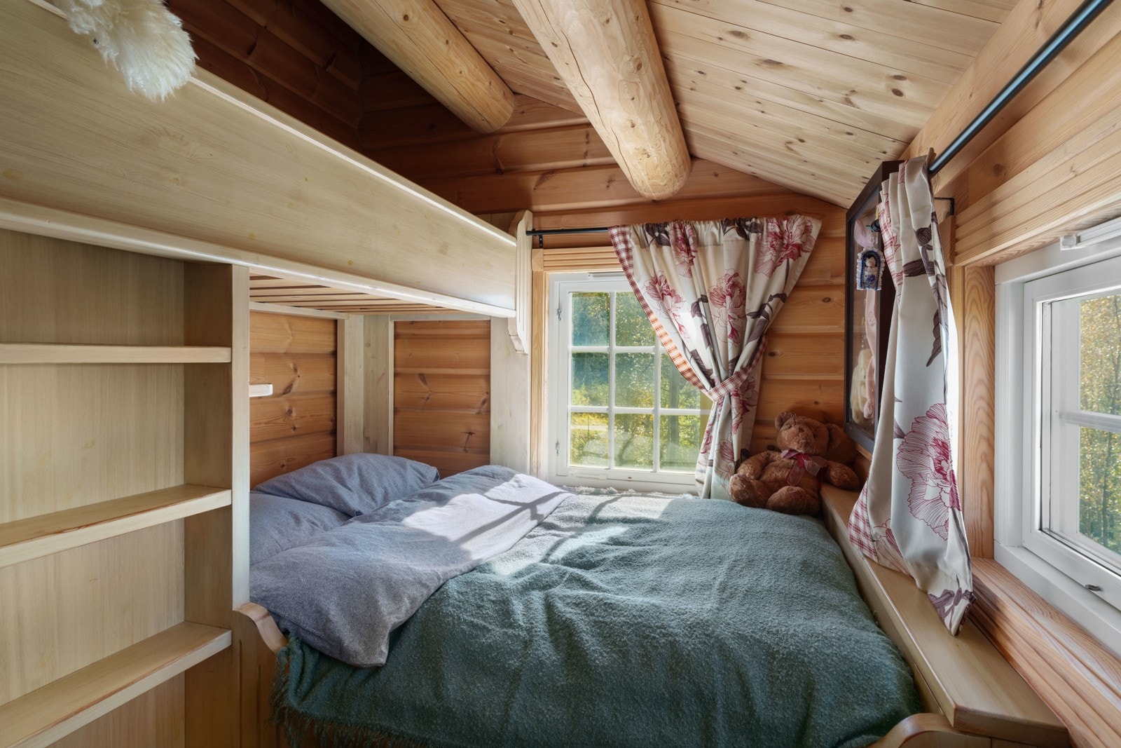 Fire av soverommene inneholder plassbygde familiekøyer, og det er gode oppbevaringsløsninger i alle fem rommene. Galleribilde