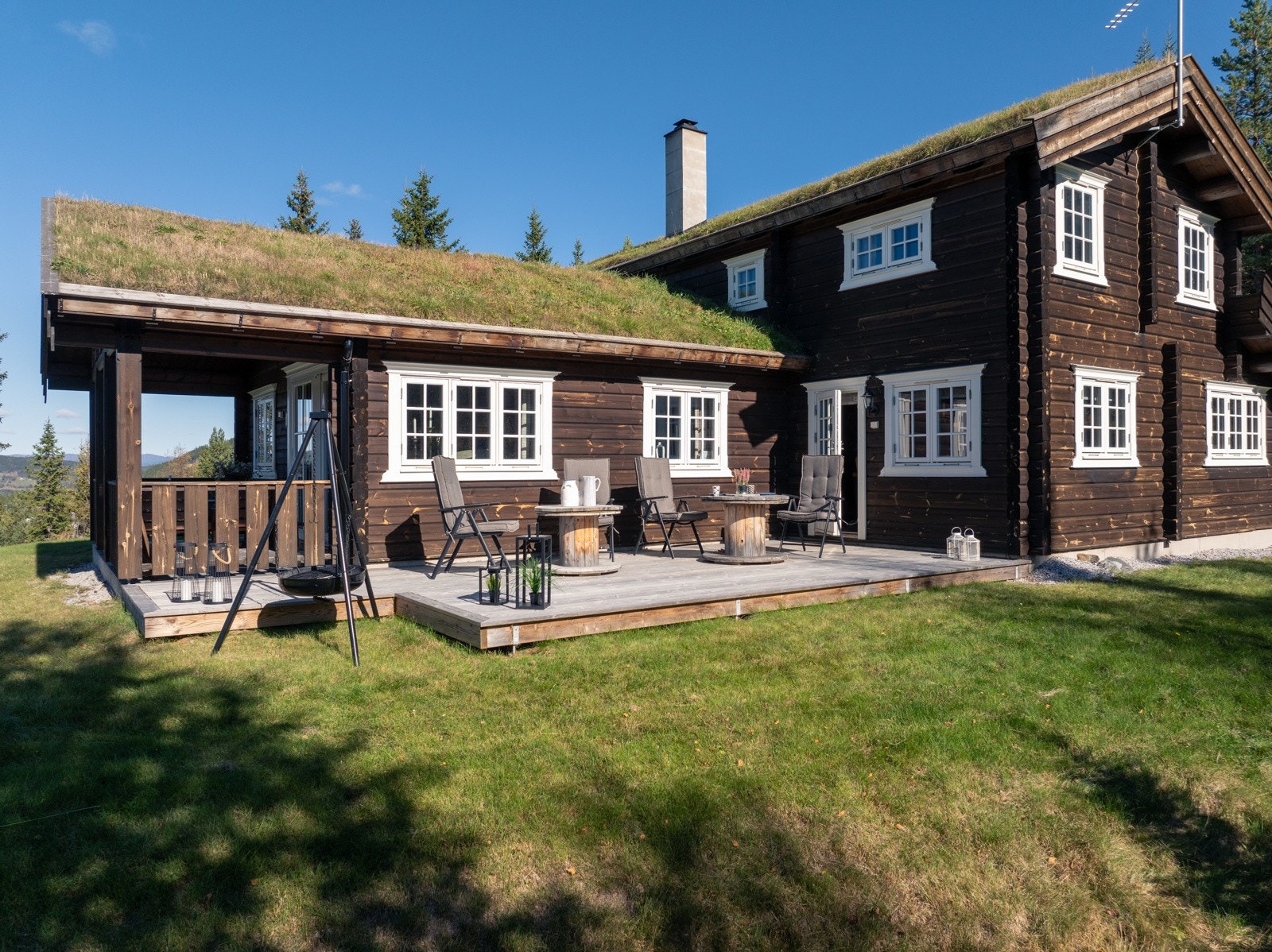 Markterrassen er lun og romslig, og det er god plass til ønsket utemøblement på dekket av tre. Galleribilde