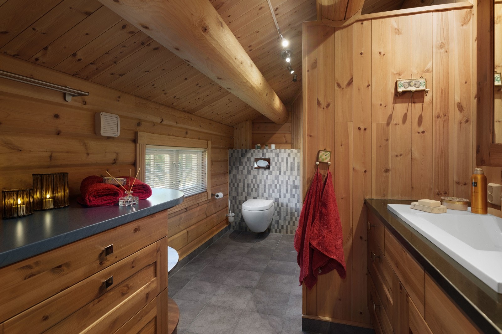 Hytta inneholder to bad/wc og et vaskerom, og alle har laftede tømmervegger og fliser på gulv over elektrisk gulvvarme. Galleribilde