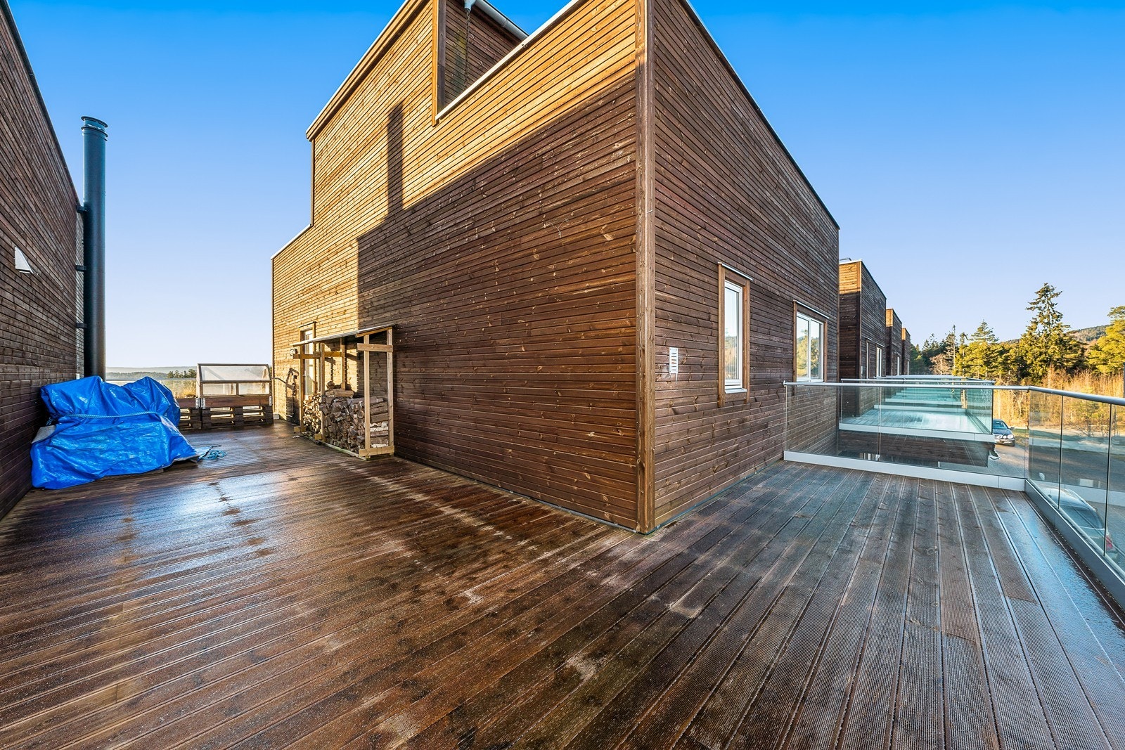 I andre etasje er det en stor terrasse med god plass til utemøblement. Galleribilde