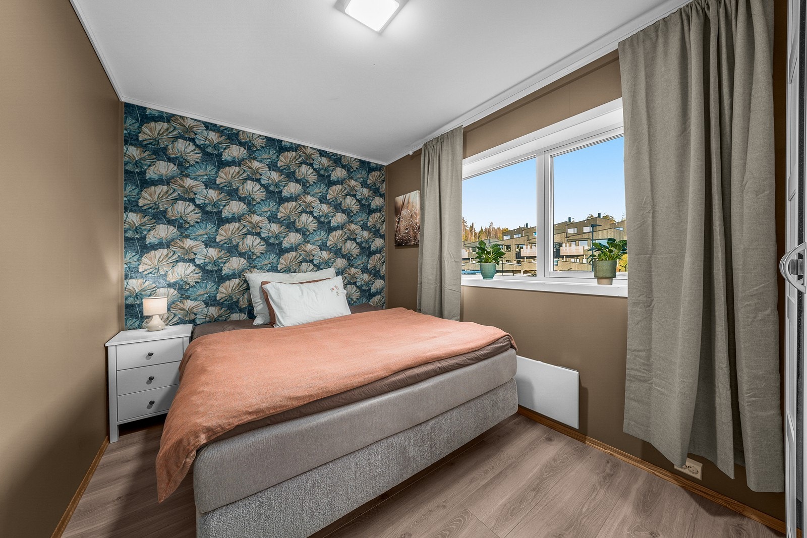 Hovedsoverom med god plass til dobbeltseng og garderobeskap. Galleribilde