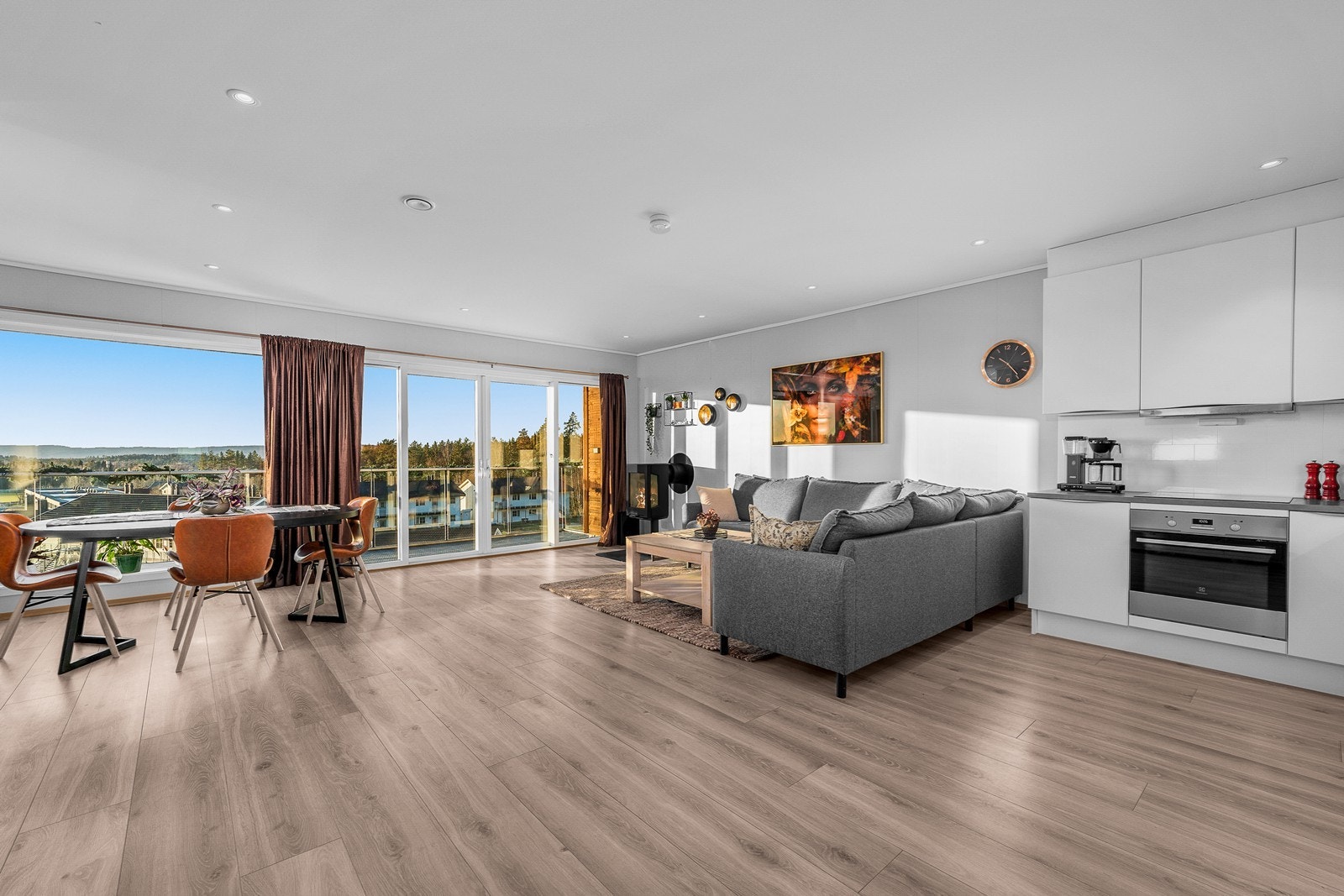 Velkommen til Sangsvanelia 43, et nyere rekkehus fra 2018 med flotte uteområder og carport. Fantastisk beliggenhet med naturen rett utenfor døren. Galleribilde