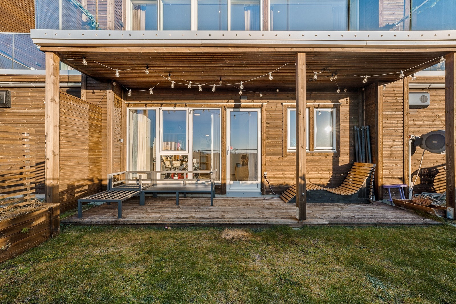 Flott overbygd markterrasse med god plass til utemøbler og grill. Galleribilde