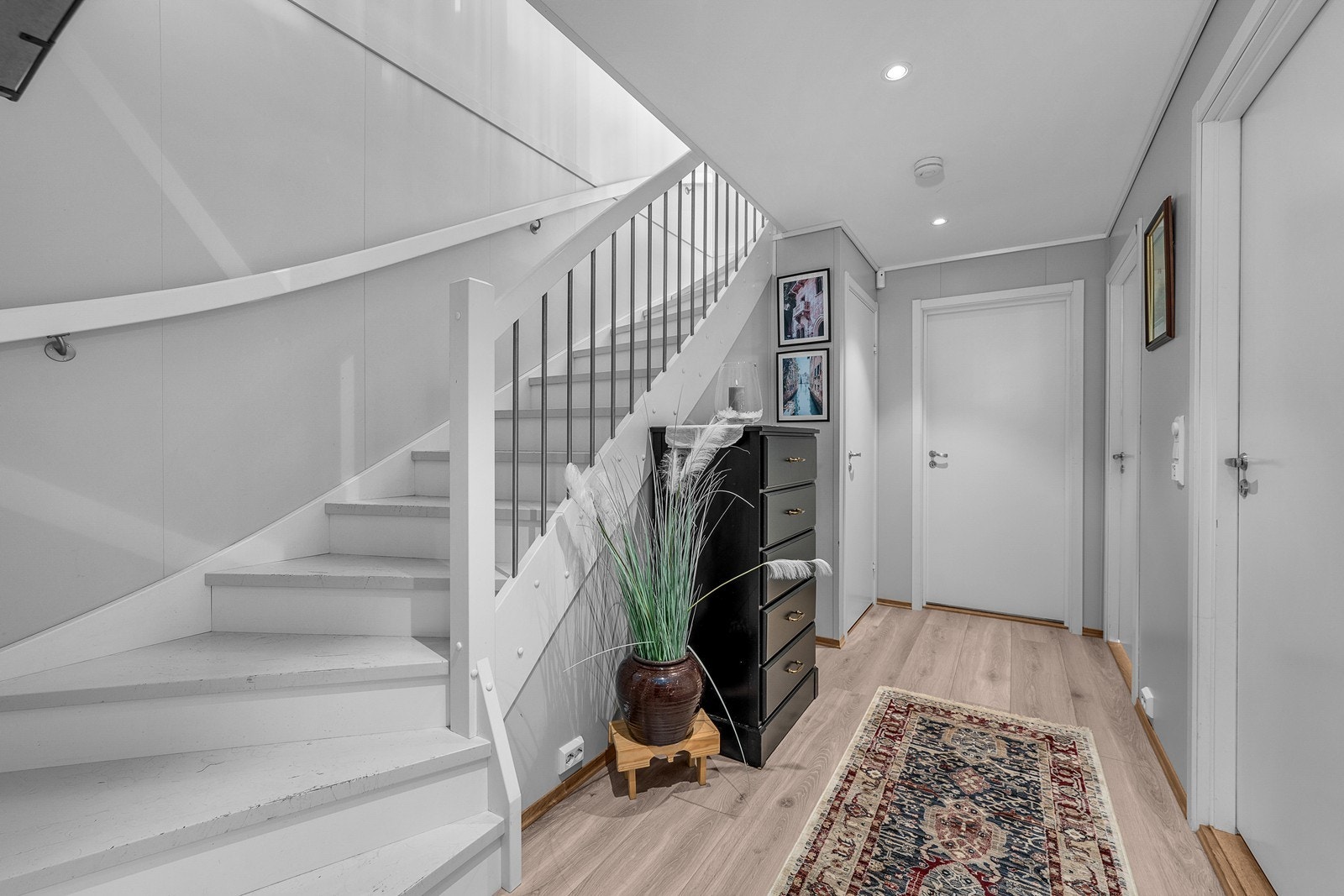 Hyggelig gang i første etasje med tilgang til bad, soverom og innredet rom. Galleribilde