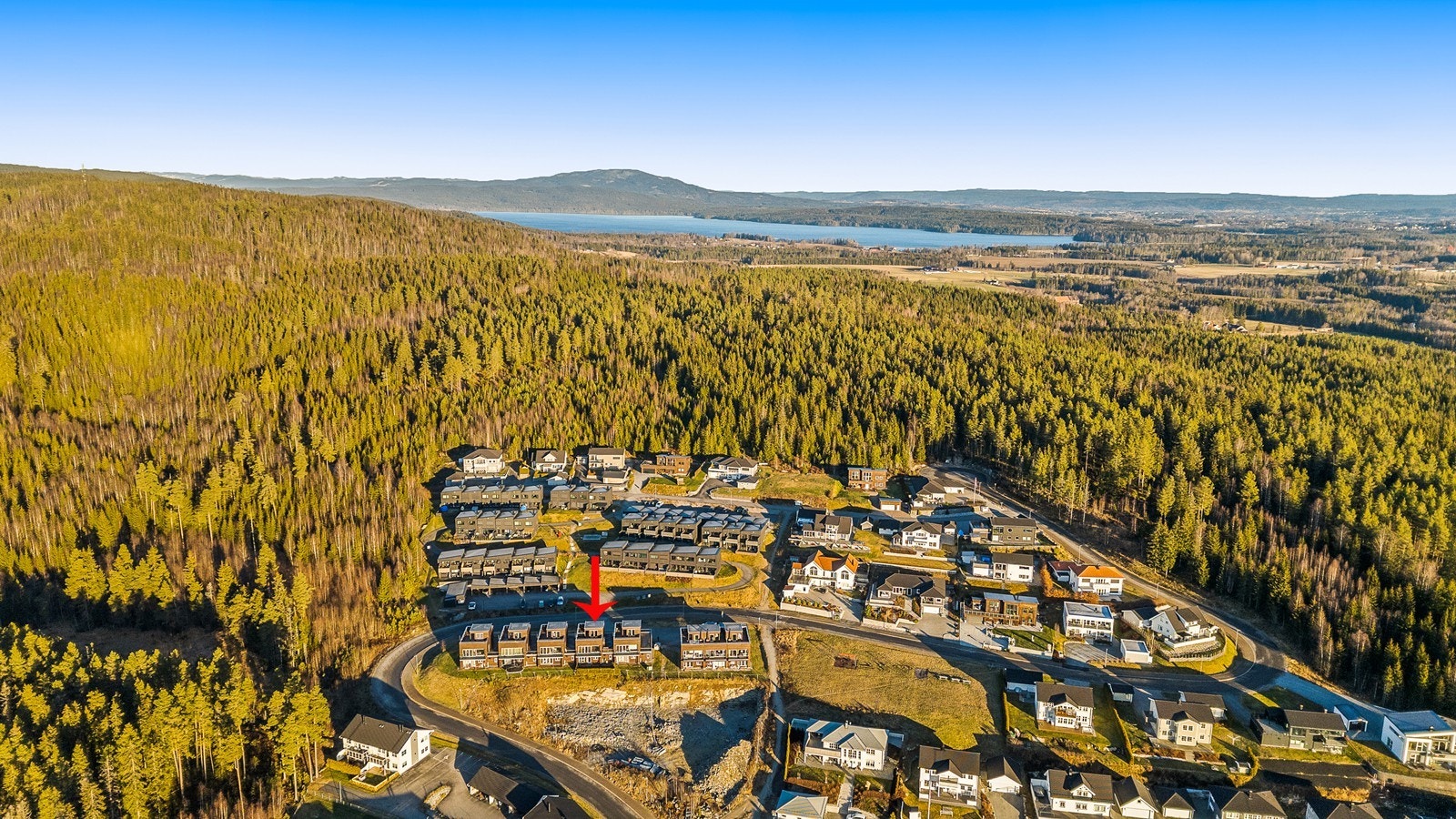 Eiendommen ligger i et rolig og barnevennlig boligområde i Maura med nærhet til barneskole, barnehage, bensinstasjon, matvarebutikker og diverse forretninger. Galleribilde