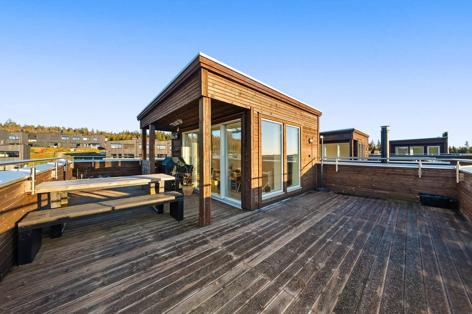 Solrik takterrasse med utgang fra kontor. Galleribilde