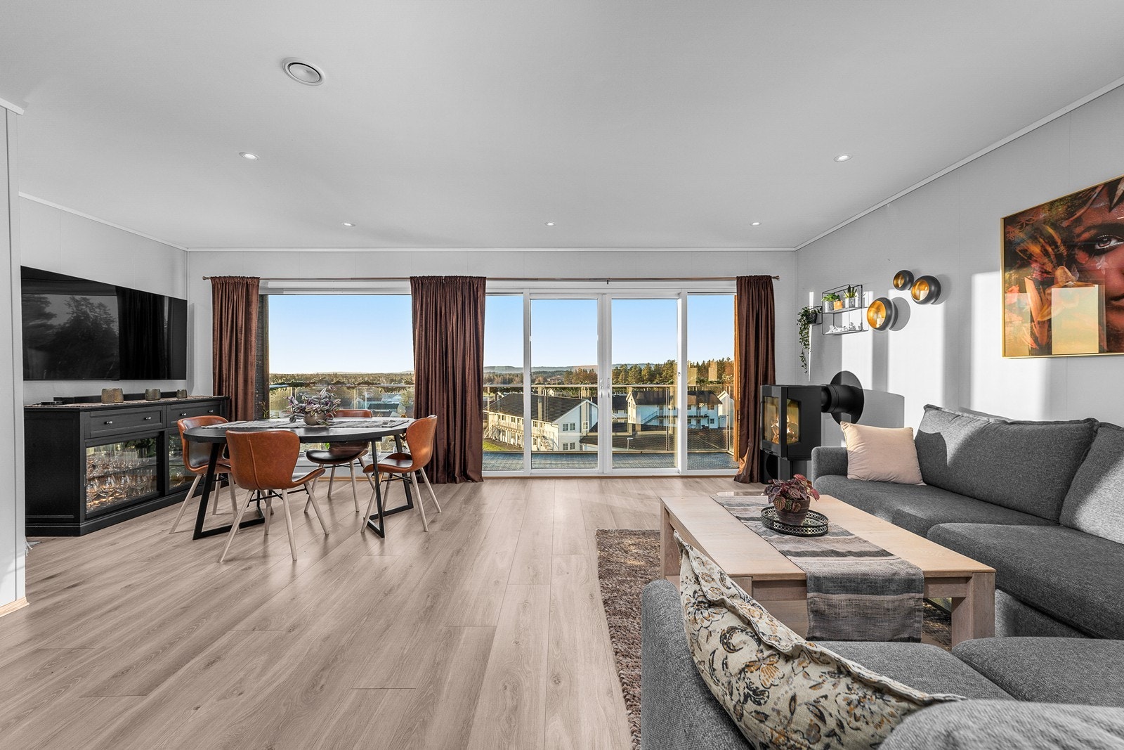 Nyere og moderne bolig fra 2018. Populær og barnevennlig beliggenhet. Solrikt. Flott utsikt. Galleribilde