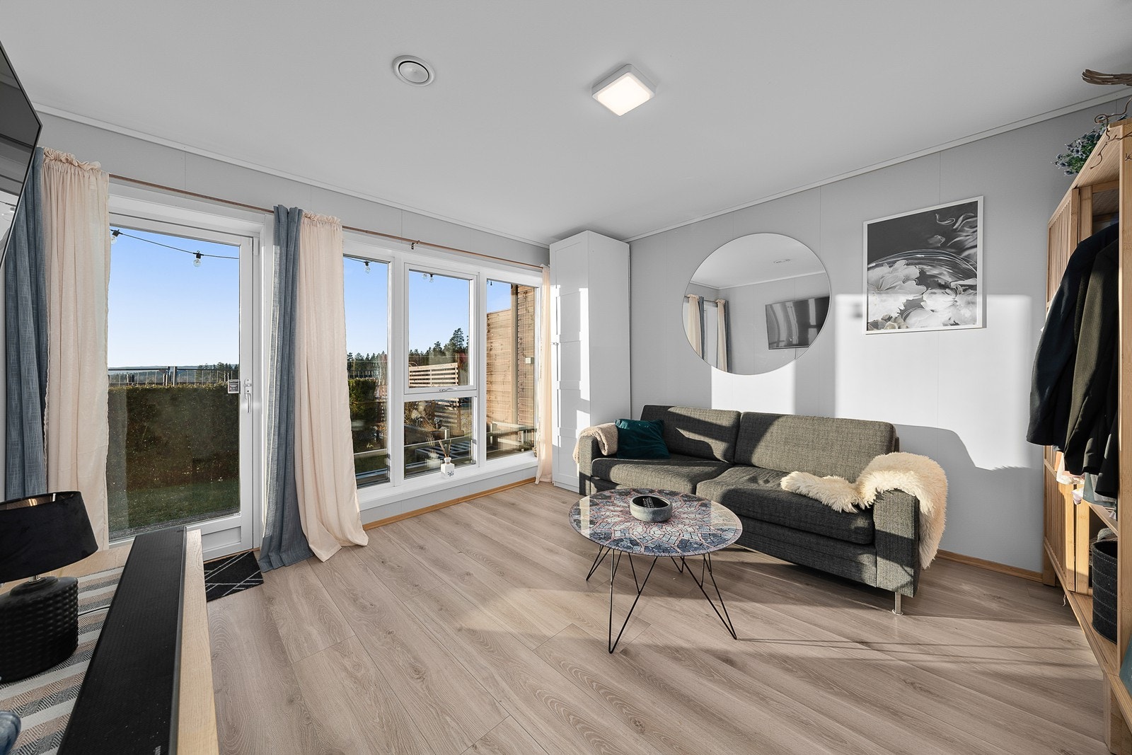 Soverom med utgang til markterrasse. Galleribilde