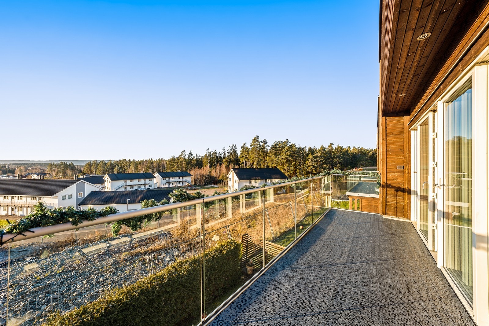 Balkong med fantastisk utsikt og utgang fra stuen. Galleribilde