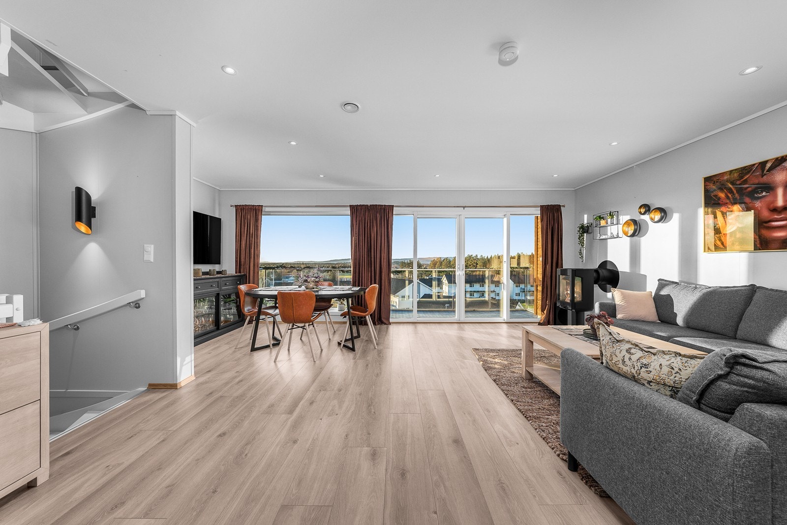 Romslig stue med downlights og peisovn. Galleribilde