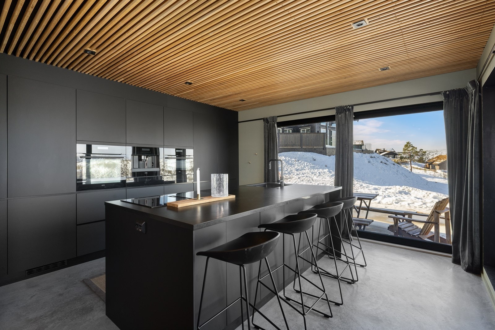 Kjøkkenøy og integrerte hvitevarer Galleribilde