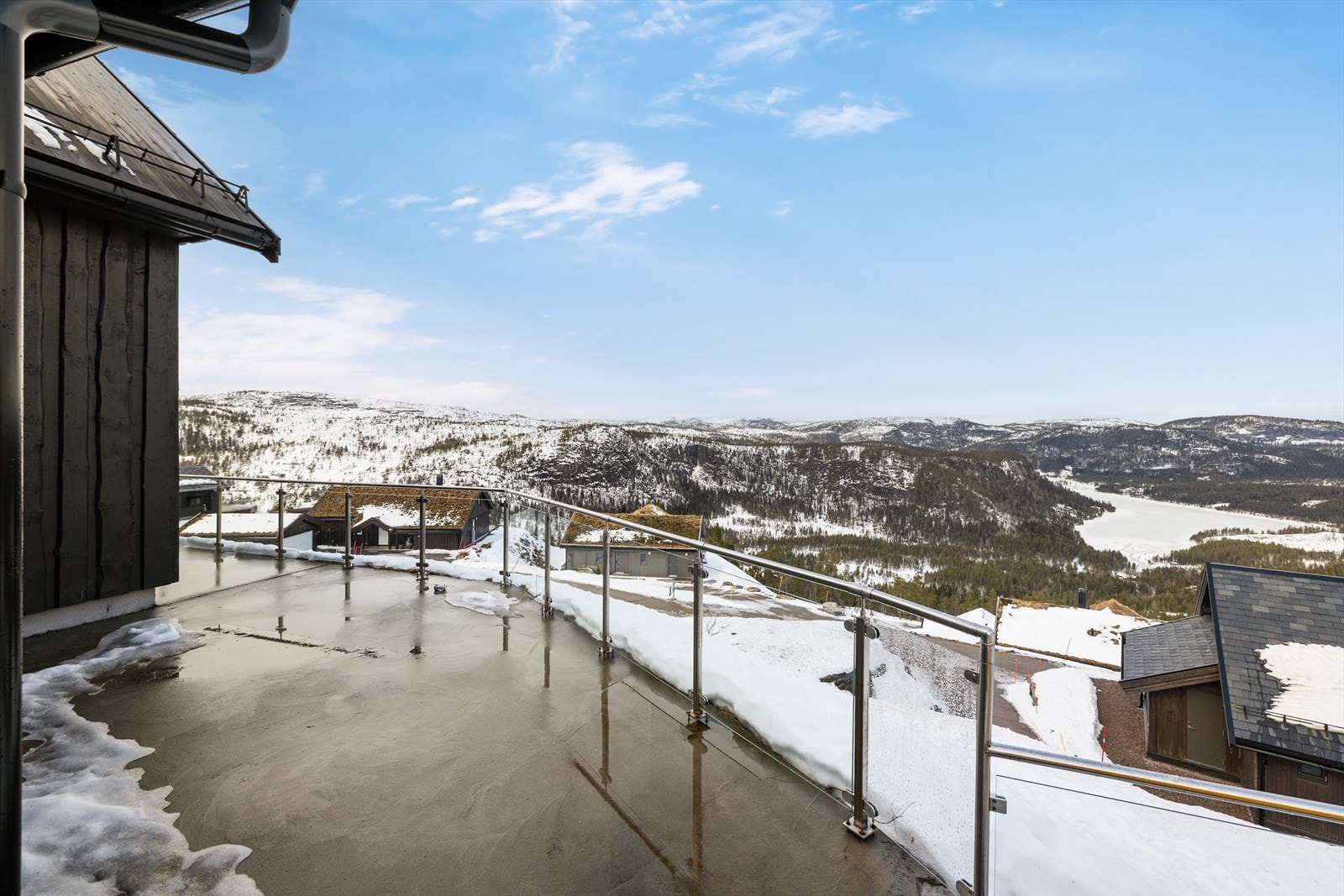 Terrasse som strekker seg rundt hele hytten Galleribilde
