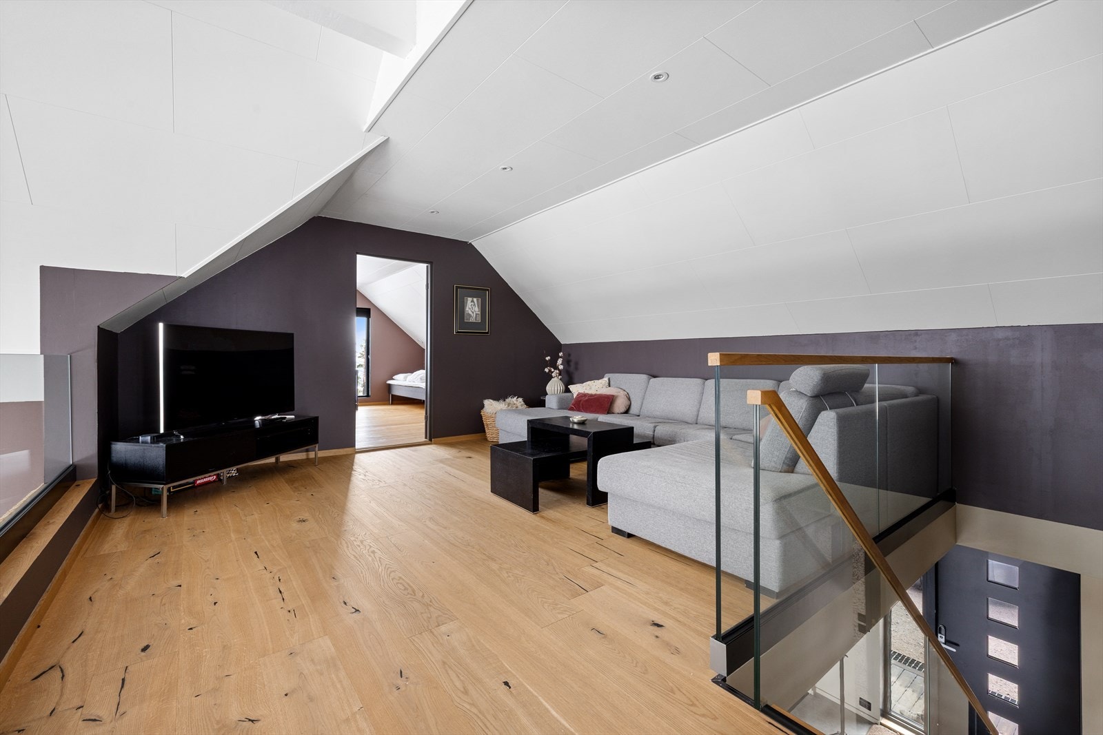 Opp i 2 etg er det loftstue og 2 soverom Galleribilde