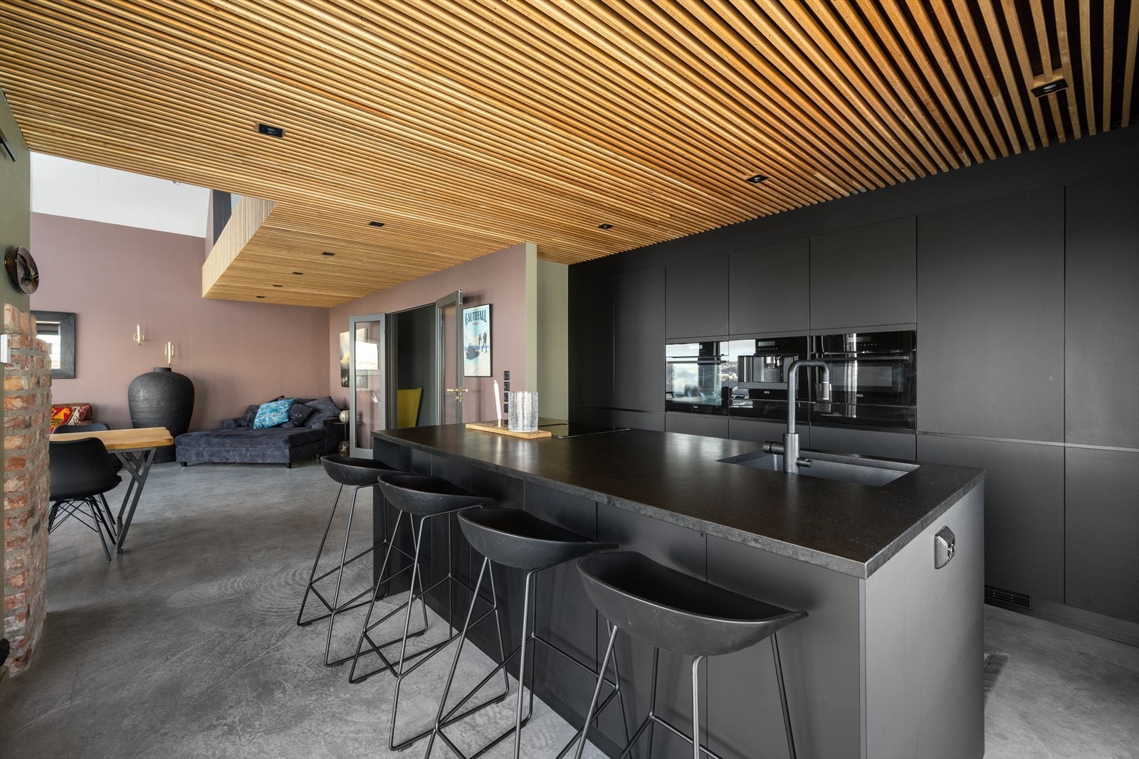 Rålekkert kjøkken med spilehimling Galleribilde