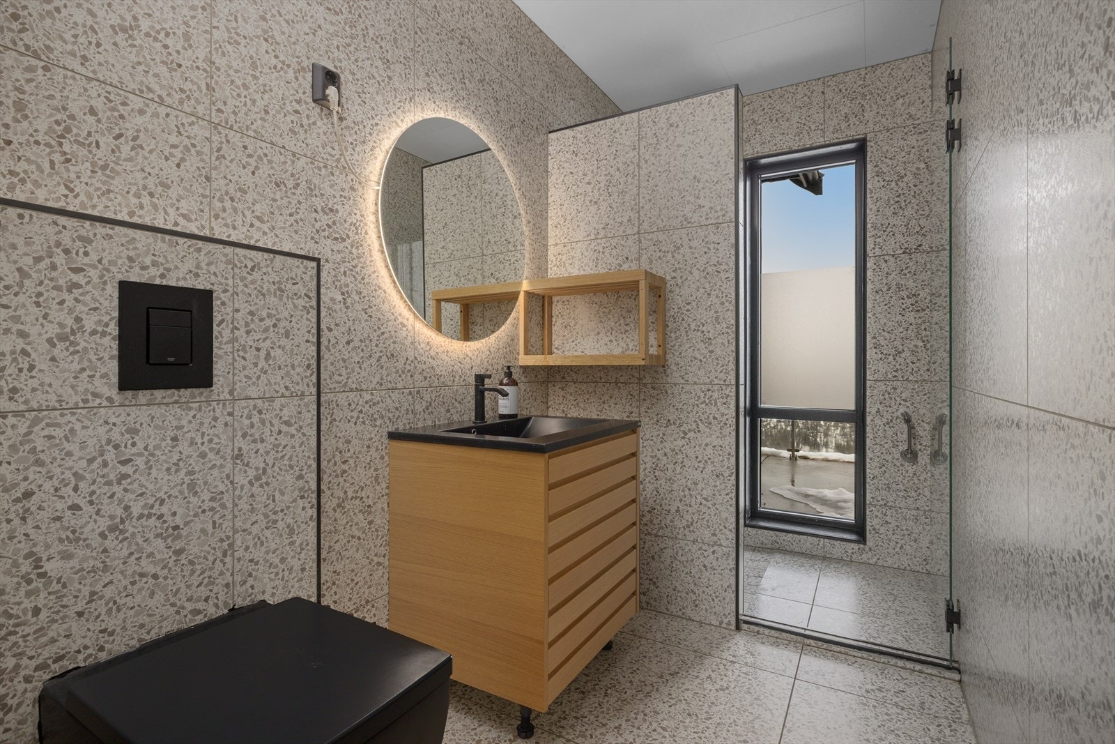 Bad 2 med samme flotte fliser Galleribilde