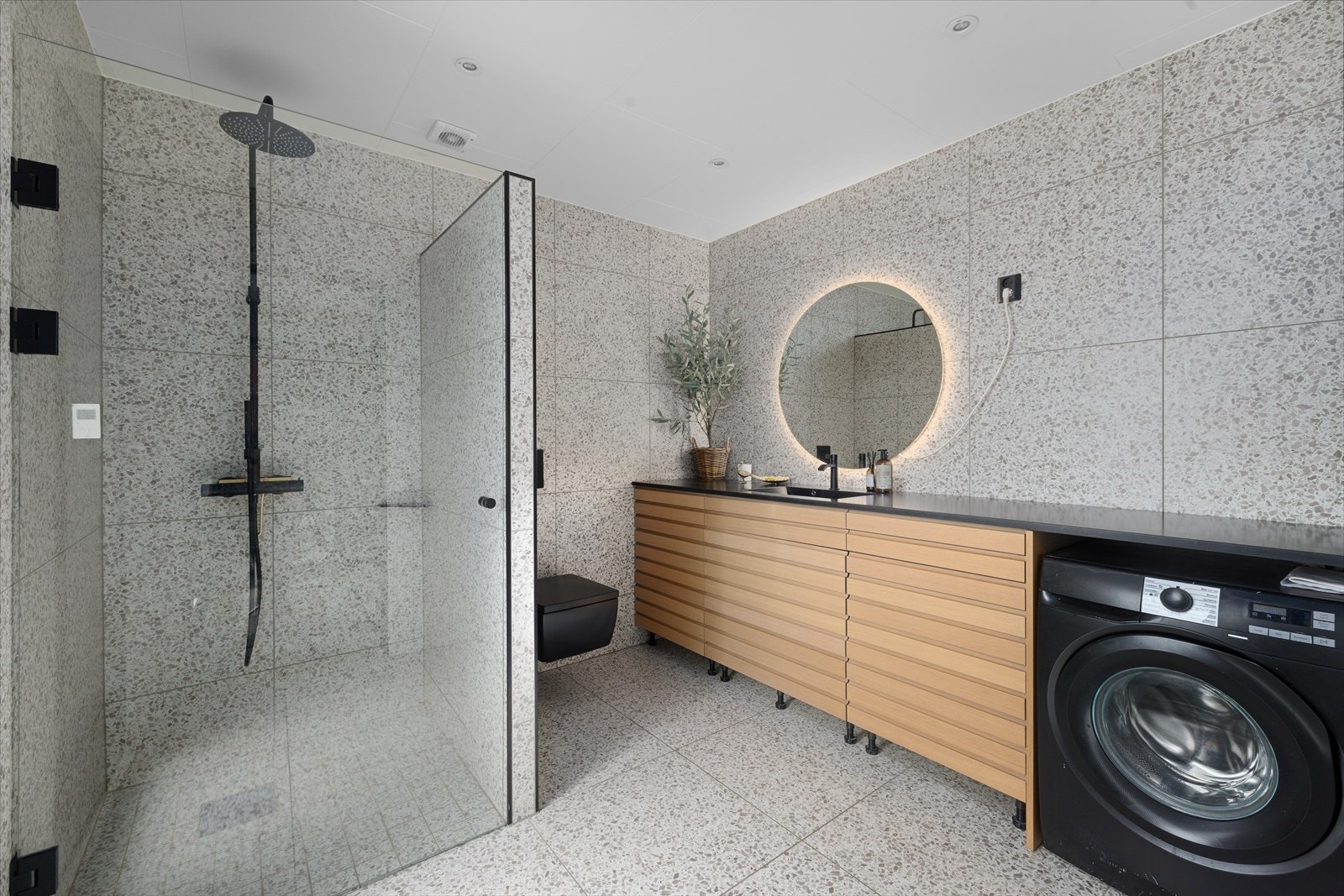 Stort delikat bad/vaskerom Galleribilde