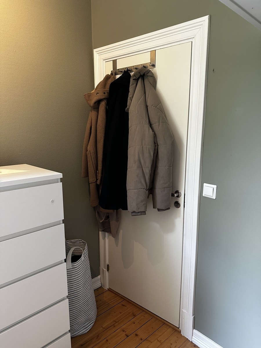 Coat hook on door included Galleribilde