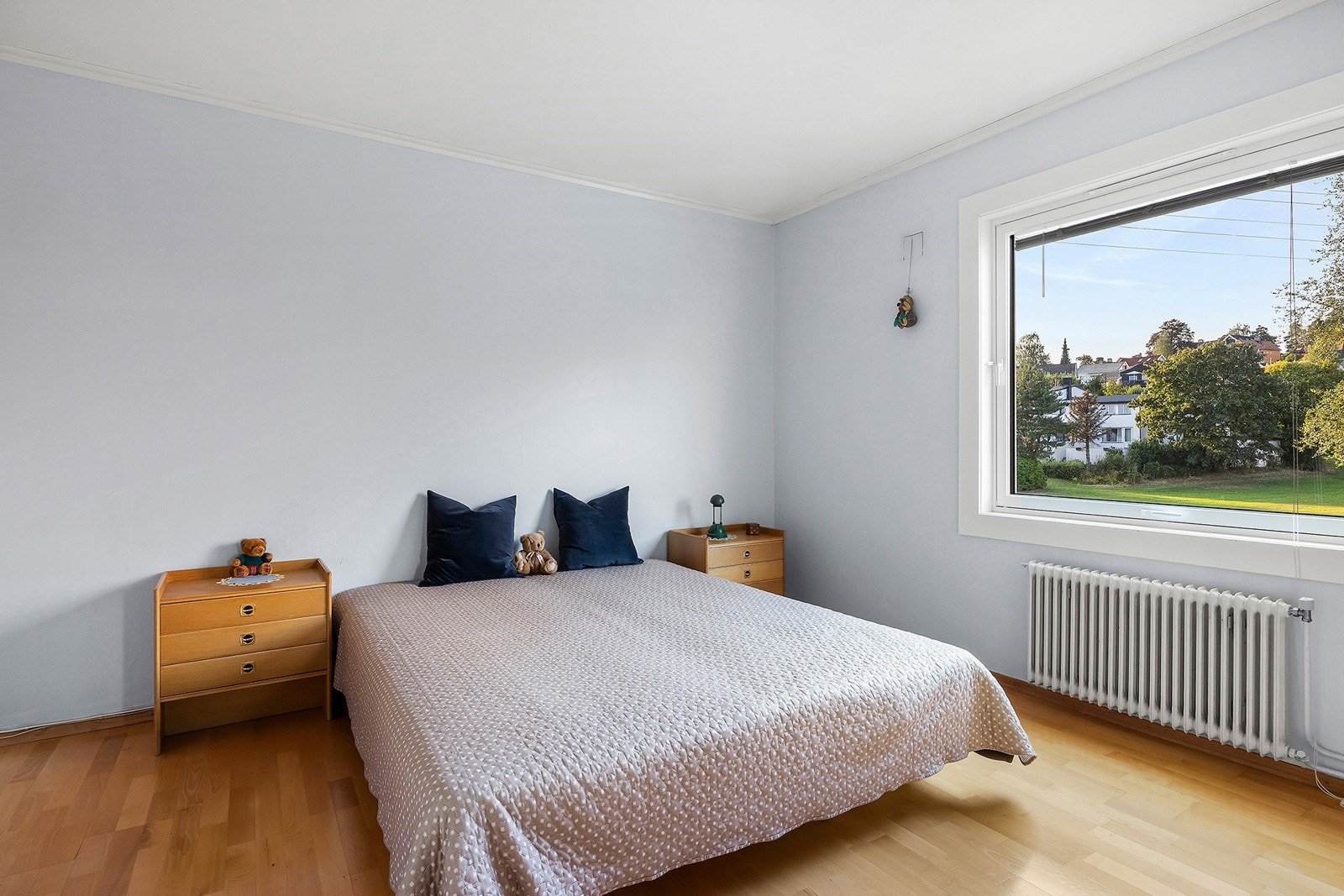 Hovedsoverom med plass til dobbeltseng, garderobeløsning og diverse møblement Galleribilde